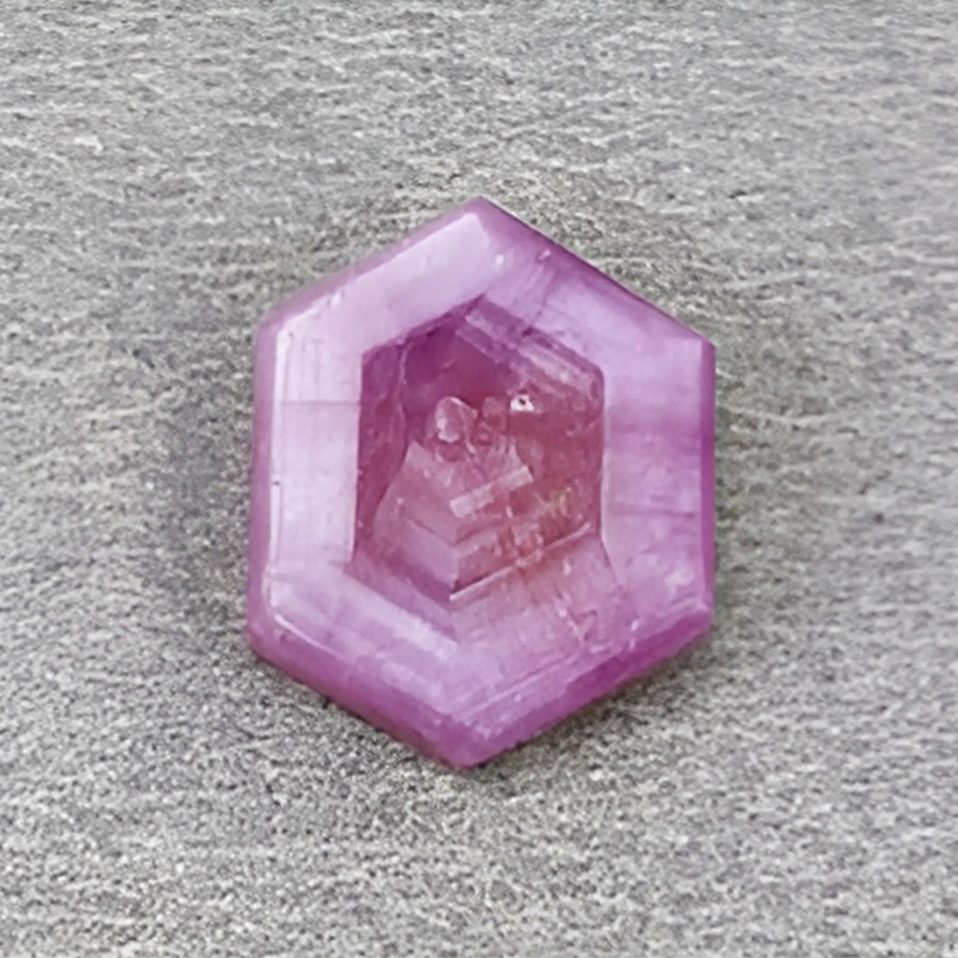 ローズマリールビー六角形の平らなスライス