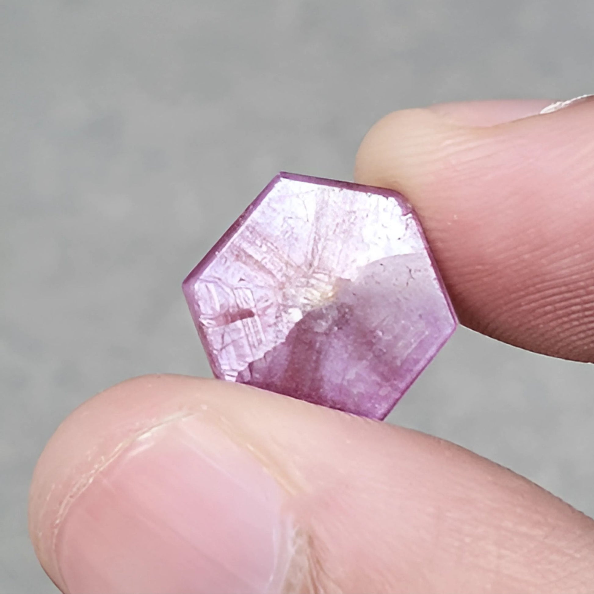 天然未经处理的粉色蓝宝石