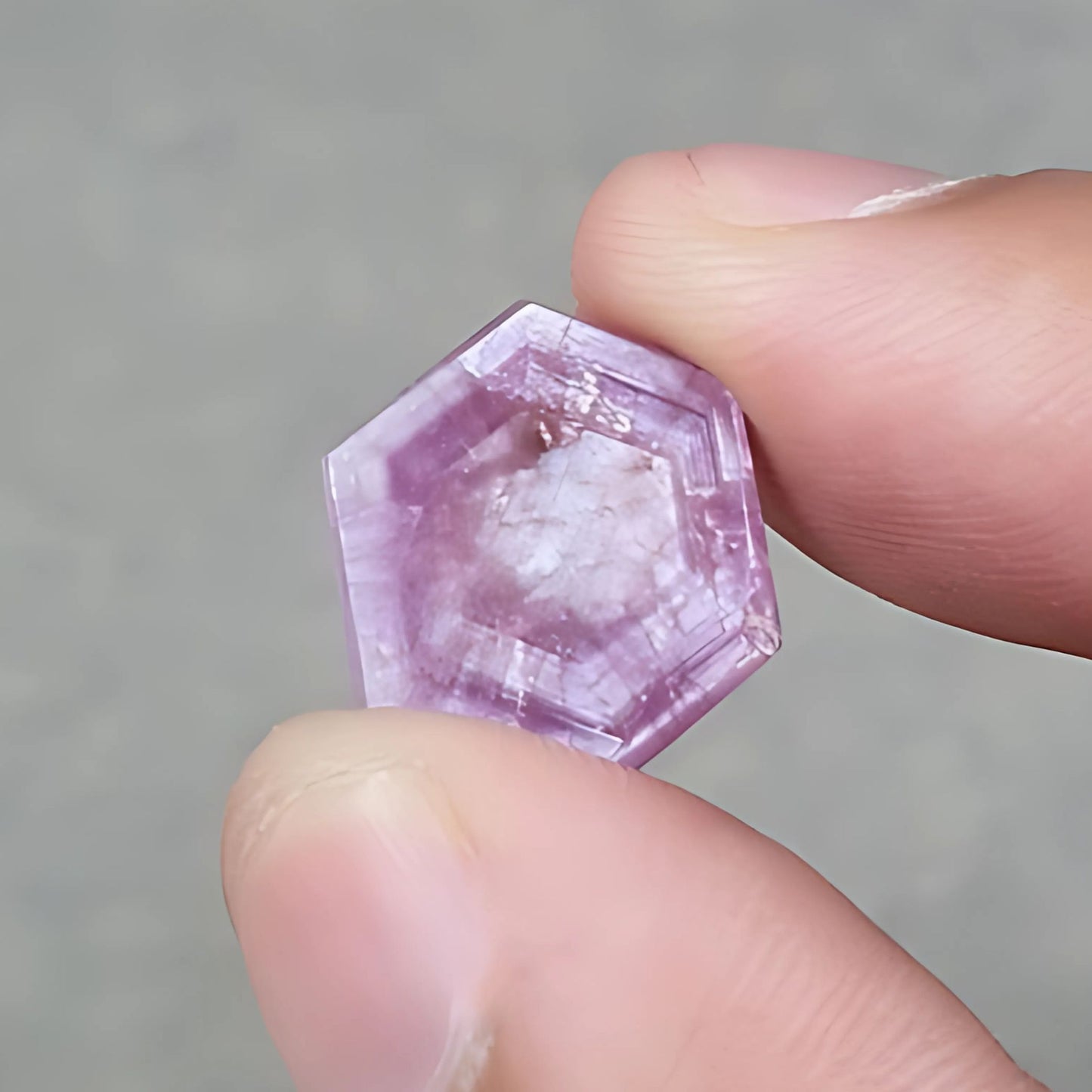 天然未经处理的粉色蓝宝石