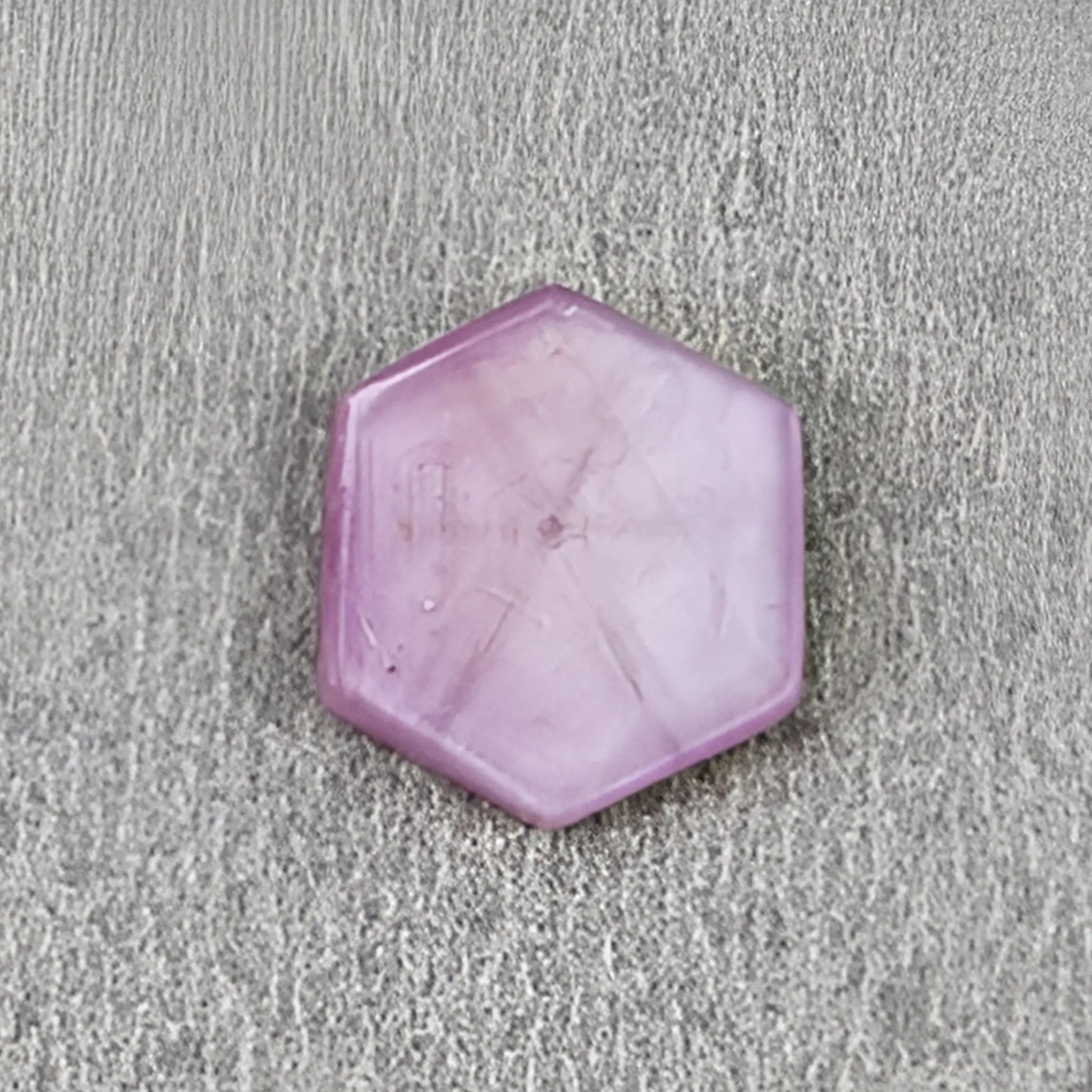 ピンクサファイアのトラピッチェ六角形フラットスライス