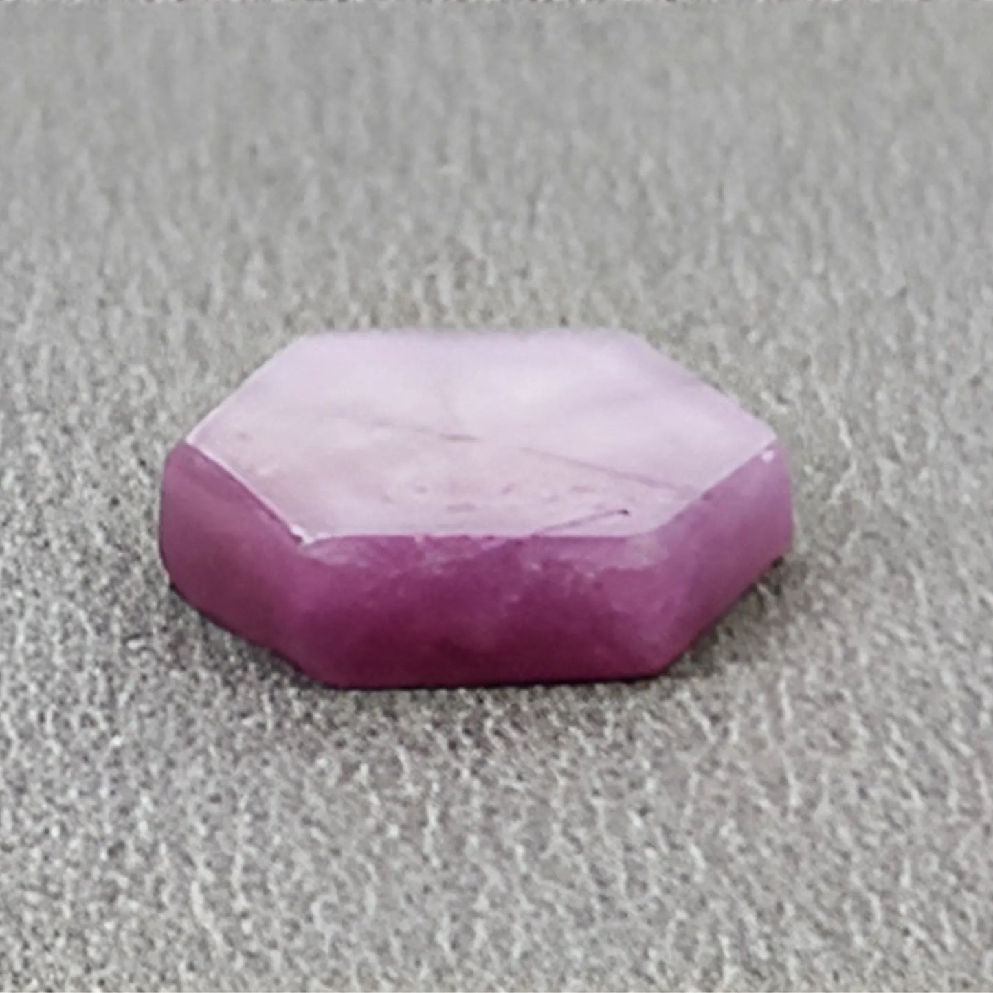 天然未经处理的粉色蓝宝石