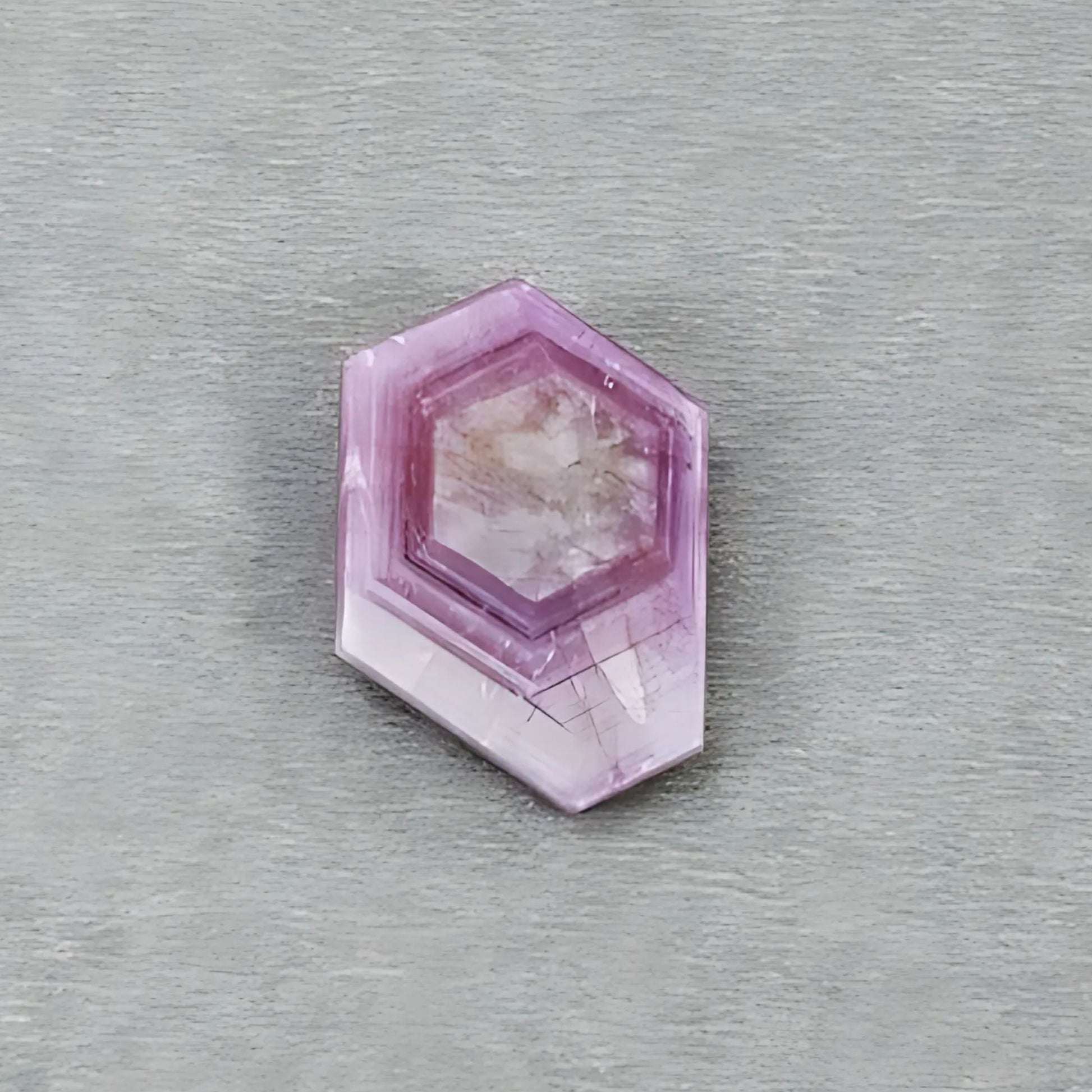 ピンクサファイアのトラピッチェ六角形の平らなスライス