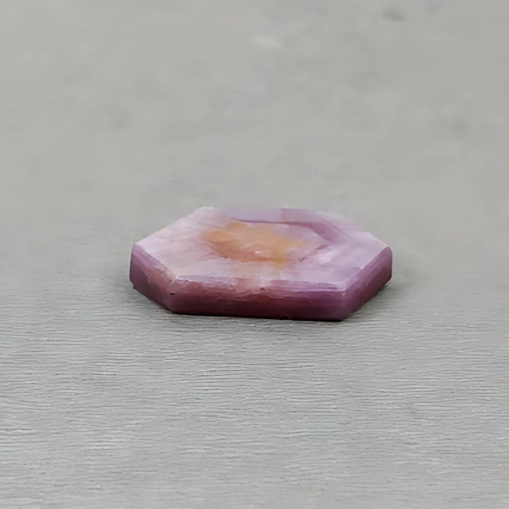 ピンクサファイアのトラピッチェ六角形の平らなスライス