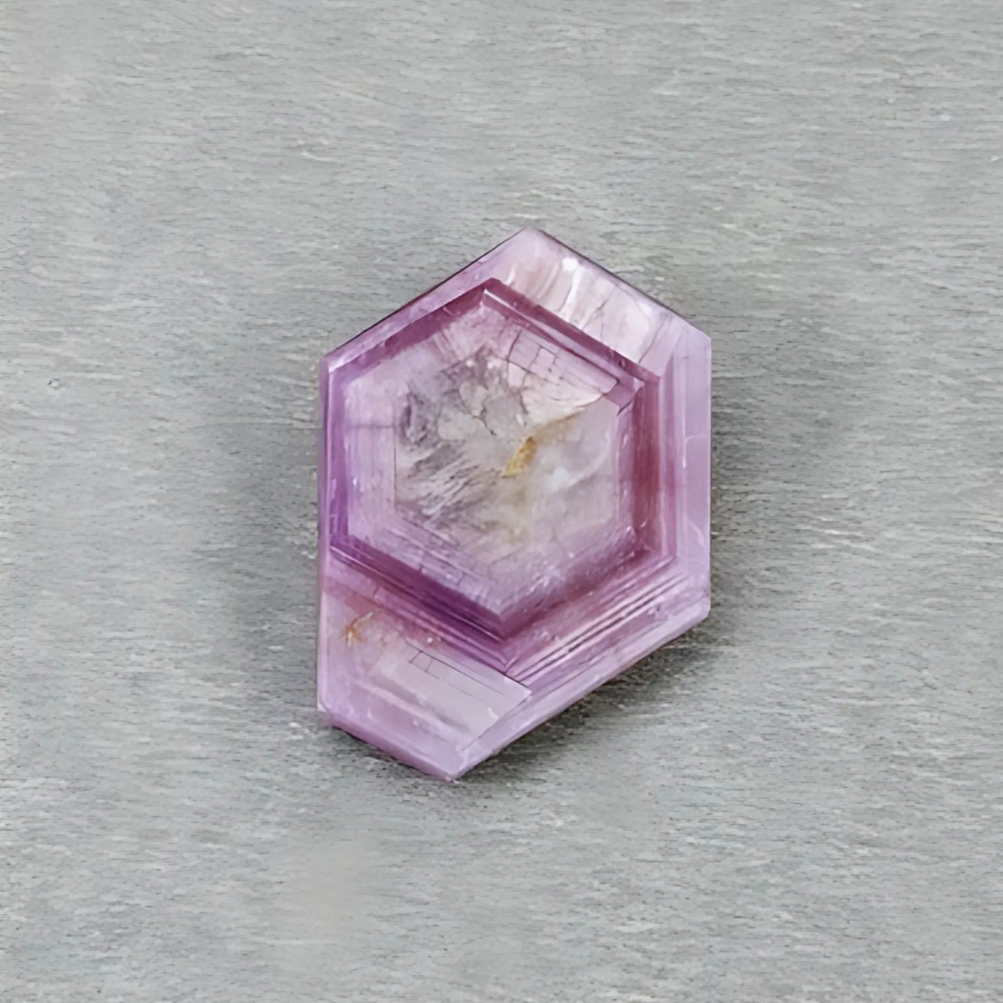 ピンクサファイアのトラピッチェ六角形の平らなスライス