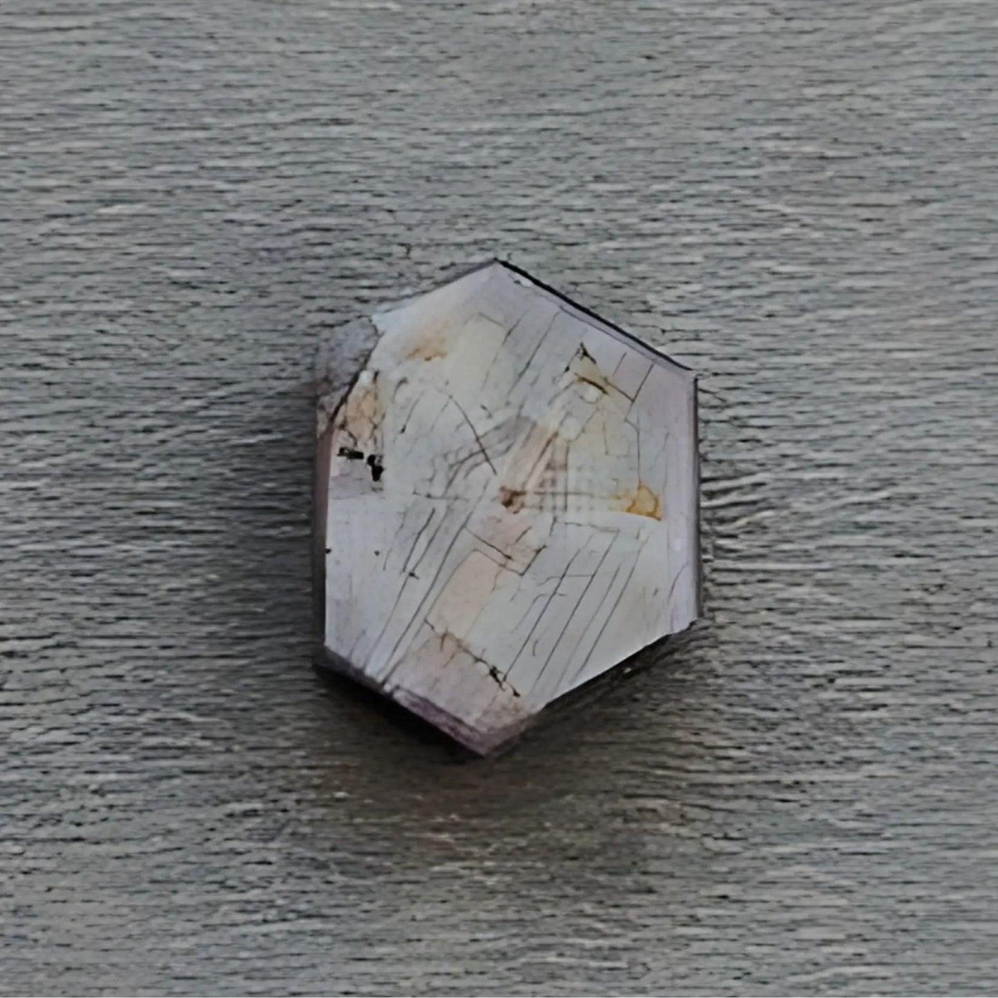 ピンクサファイアのトラピッチェ六角形のファットスライス