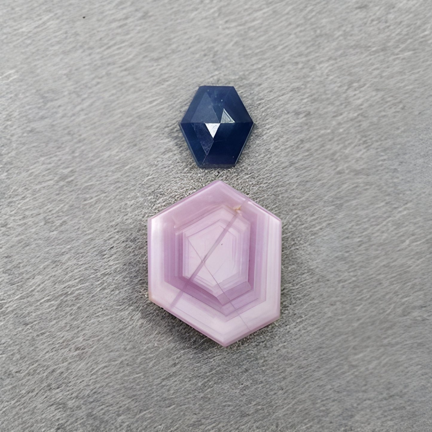 ピンク、ブルーのサファイアの六角形の平らなスライス