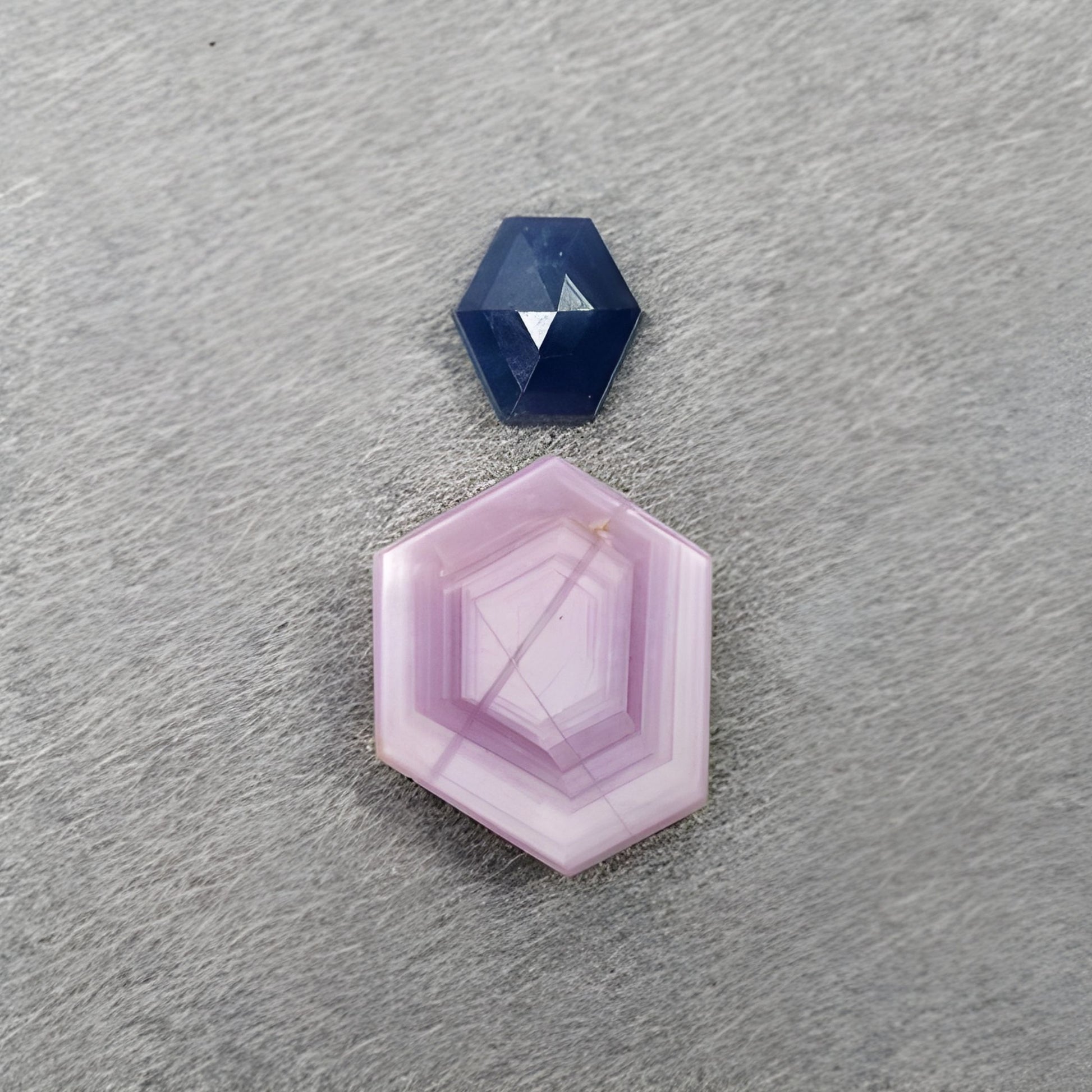 ピンク、ブルーのサファイアの六角形の平らなスライス