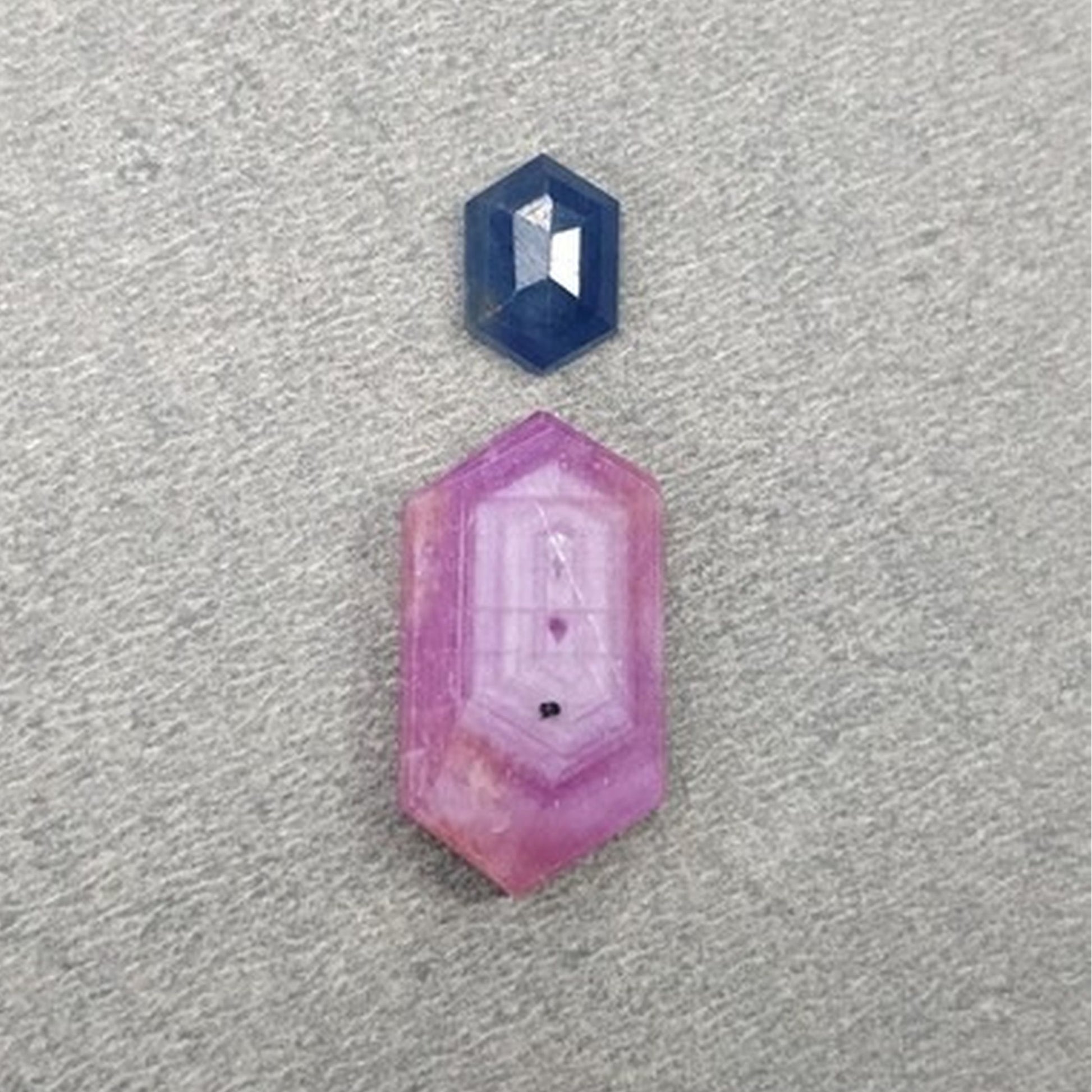 天然未処理サファイアの平らなスライスの宝石