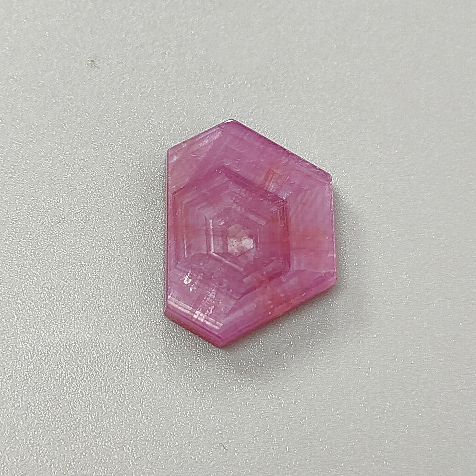 ピンクサファイアの六角形の平らなスライス