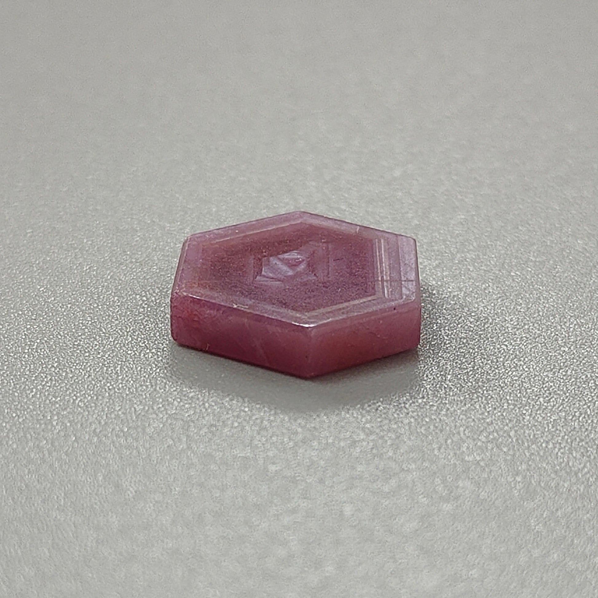 ピンクサファイアのトラピッチェ六角形フラットスライス