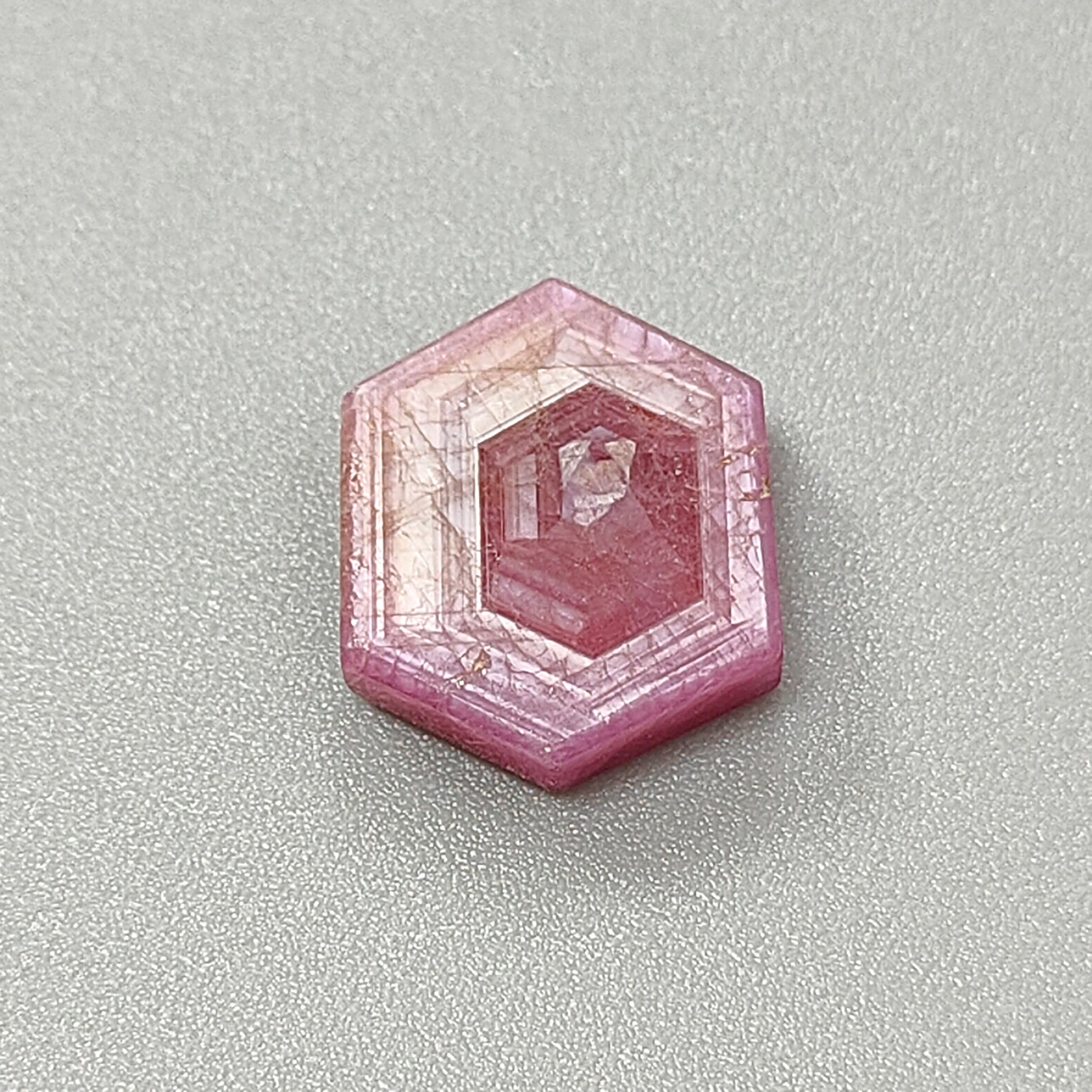 ピンクサファイアのトラピッチェ六角形フラットスライス