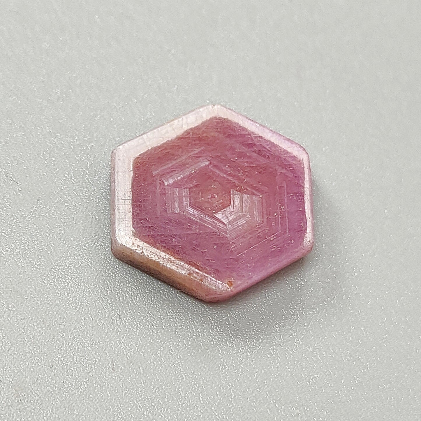 ピンクサファイアの六角形の平らなスライス