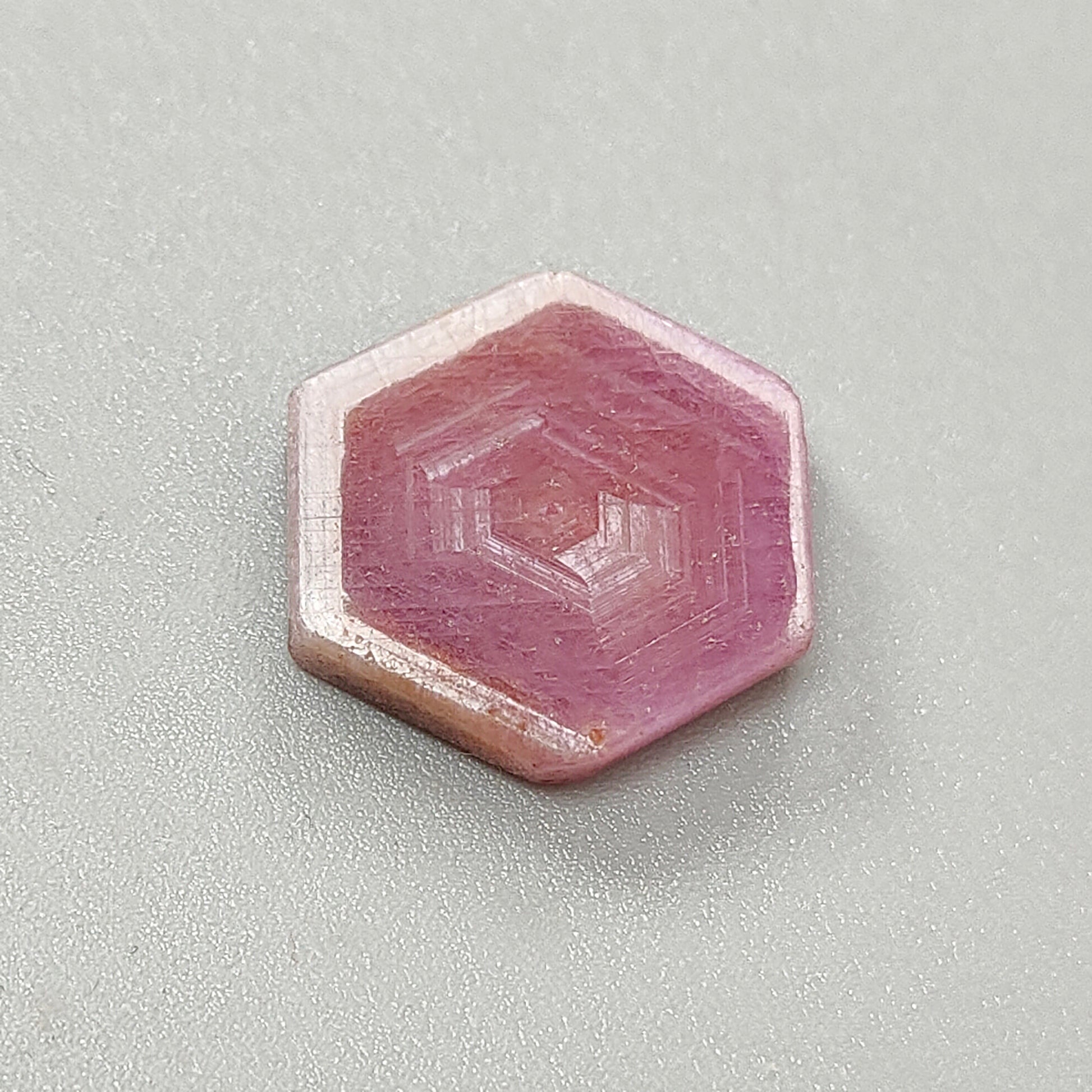 ピンクサファイアの六角形の平らなスライス
