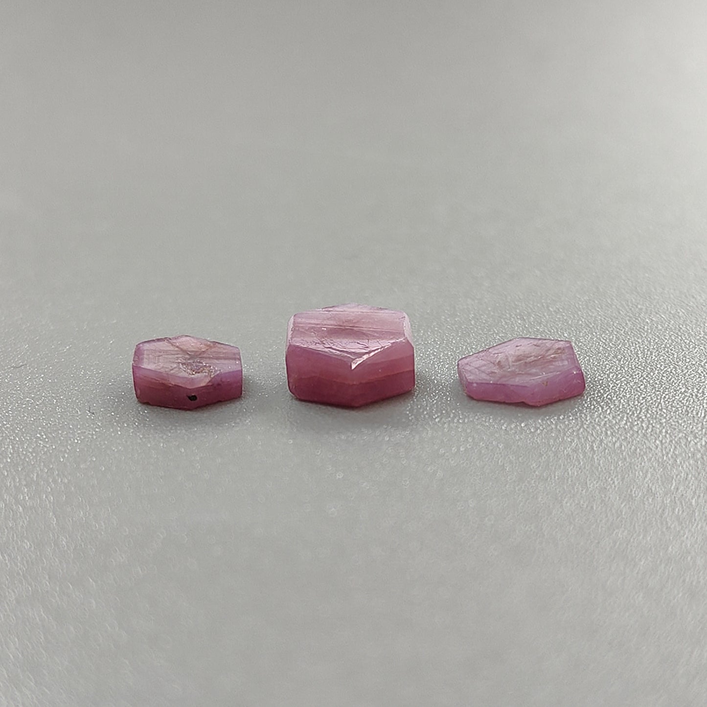 rodajas planas de zafiro rosa