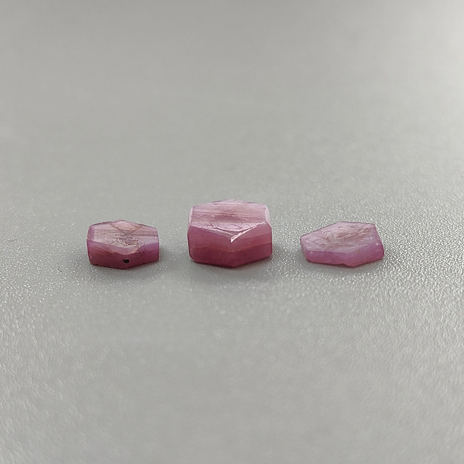 rodajas planas de zafiro rosa