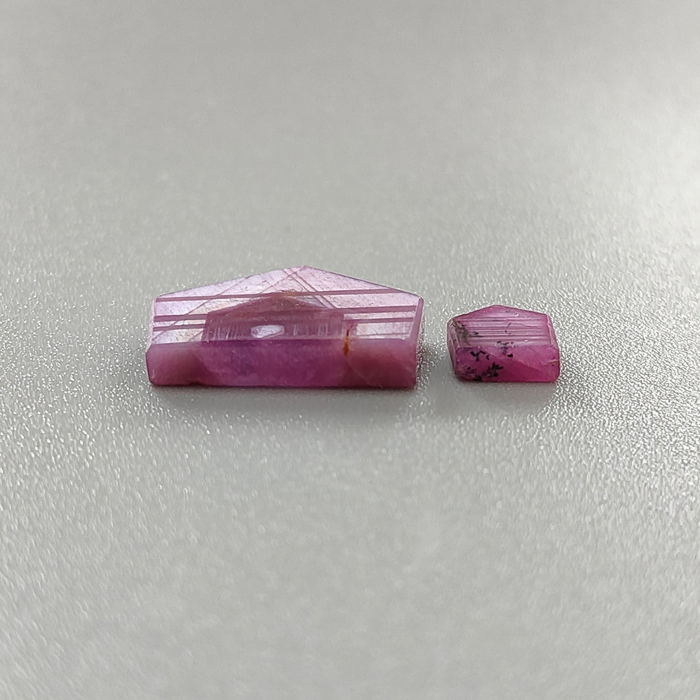 ピンクサファイアのファンシーシェイプフラットスライス