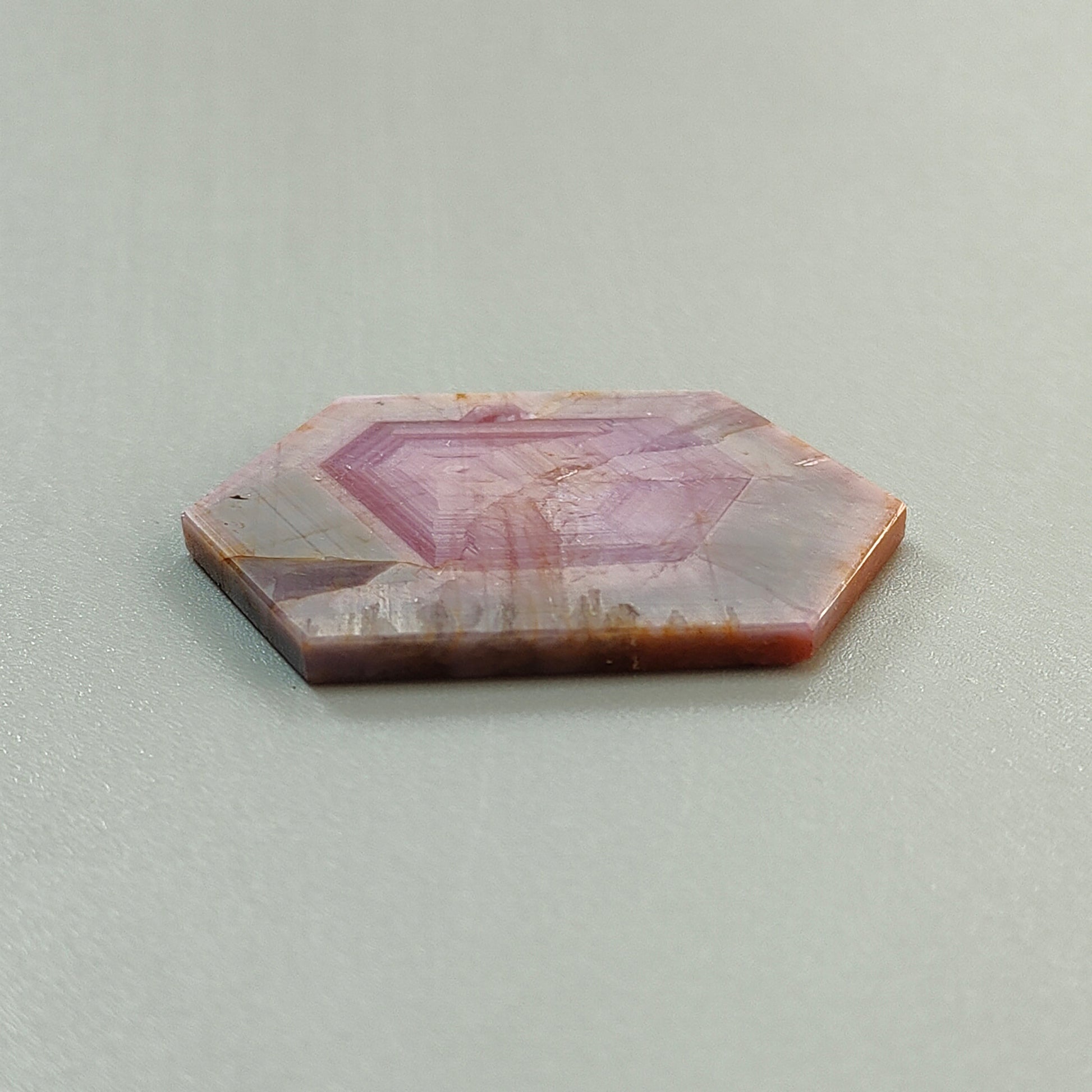 天然未処理サファイアのフラットスライス