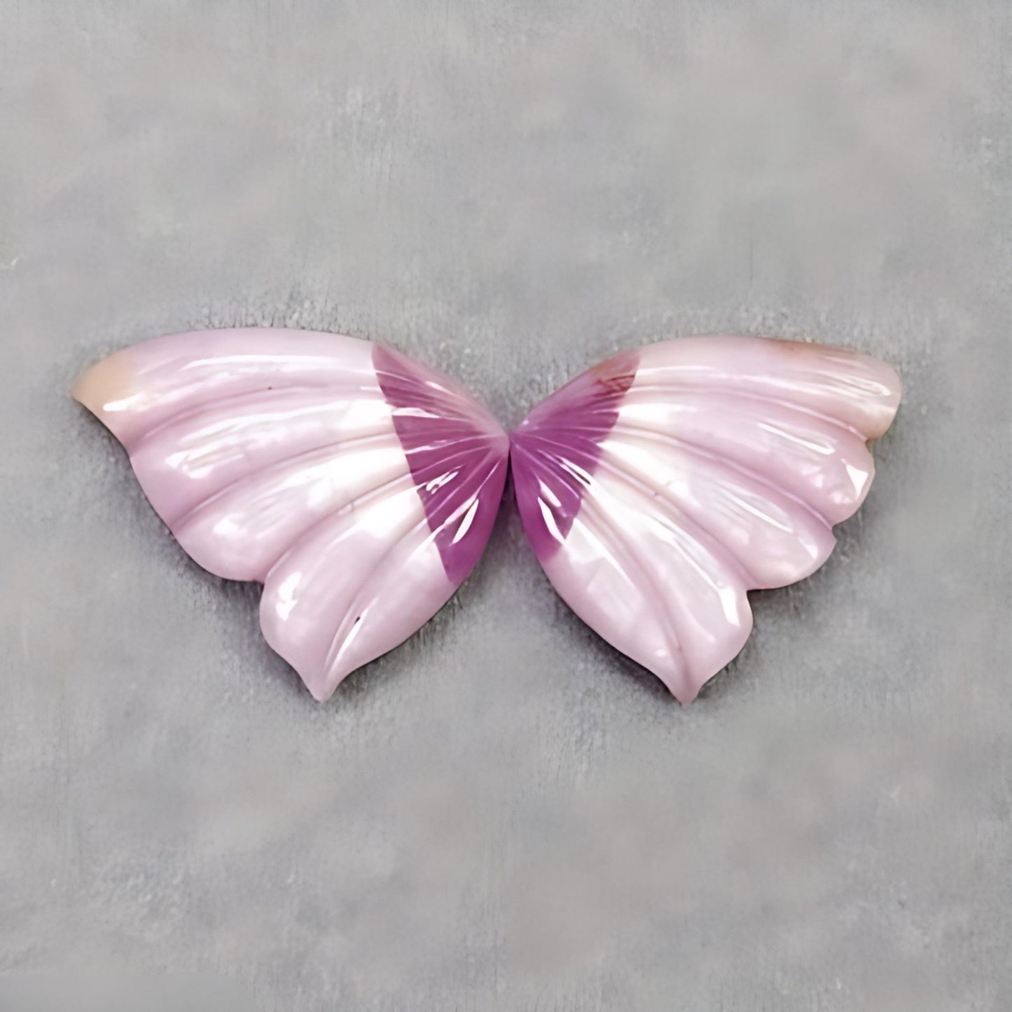 ピンクサファイアの蝶の彫刻