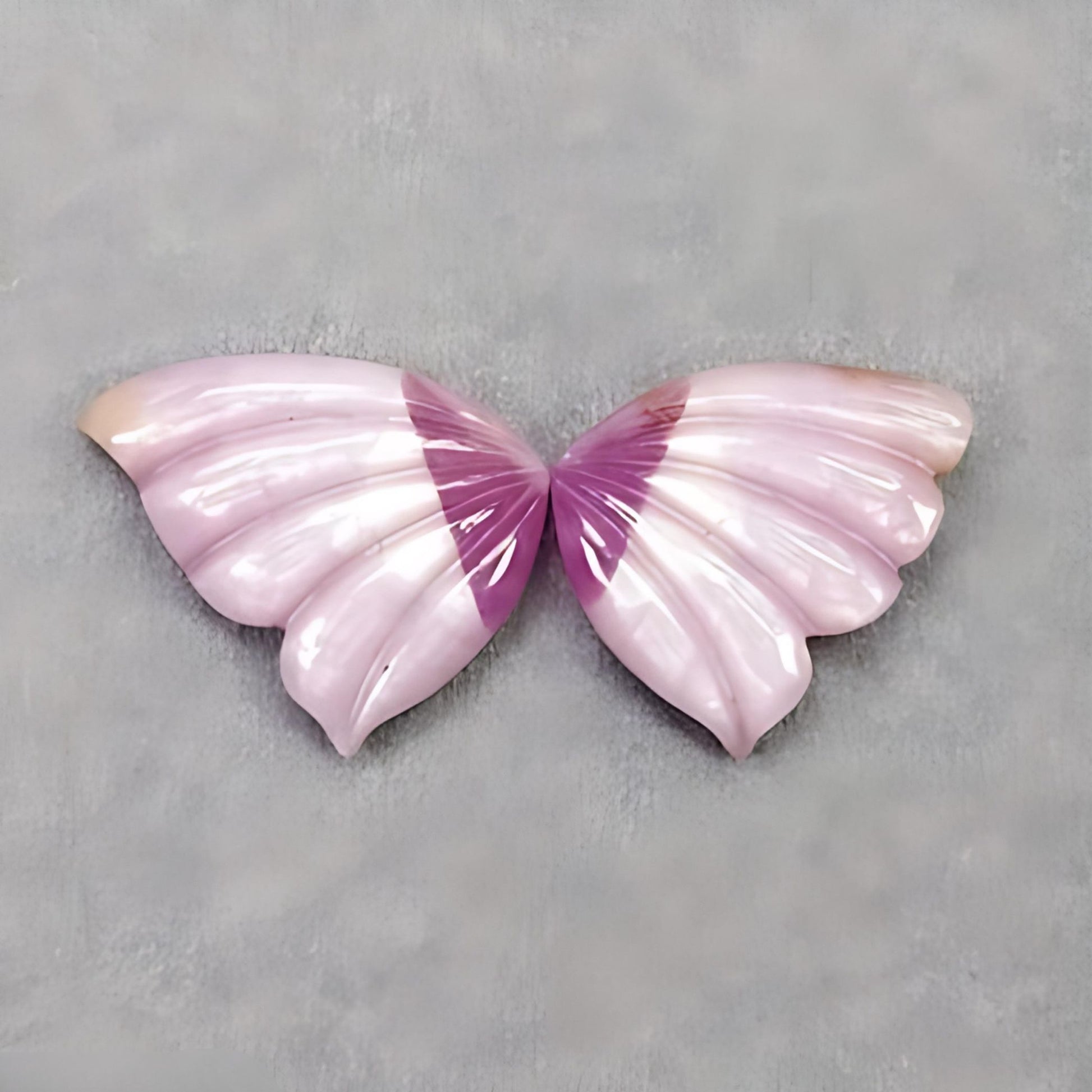 ピンクサファイアの蝶の彫刻