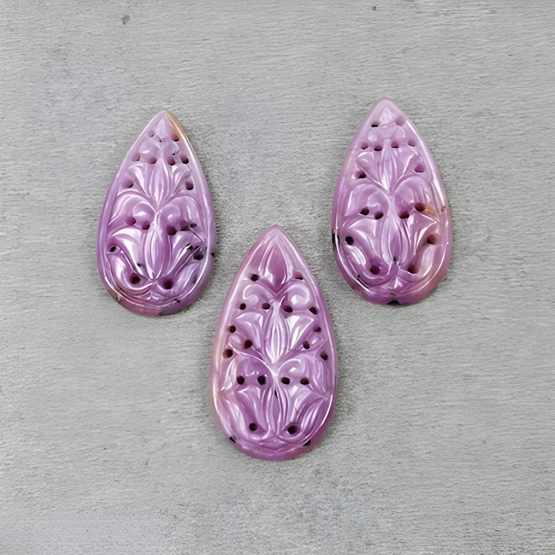 ピンクサファイアの洋ナシ形の彫刻