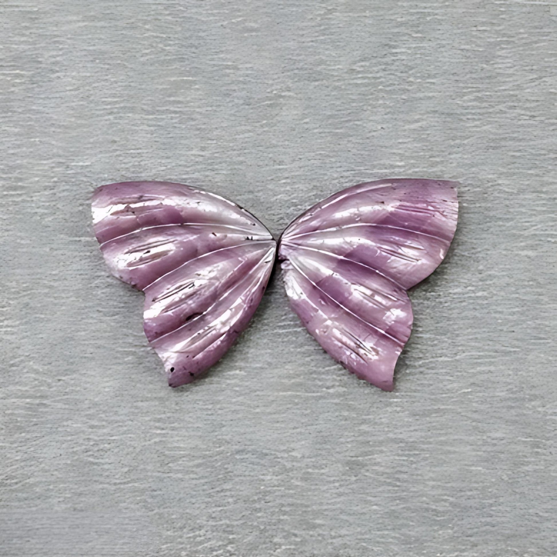 ピンクサファイアの蝶の形の彫刻