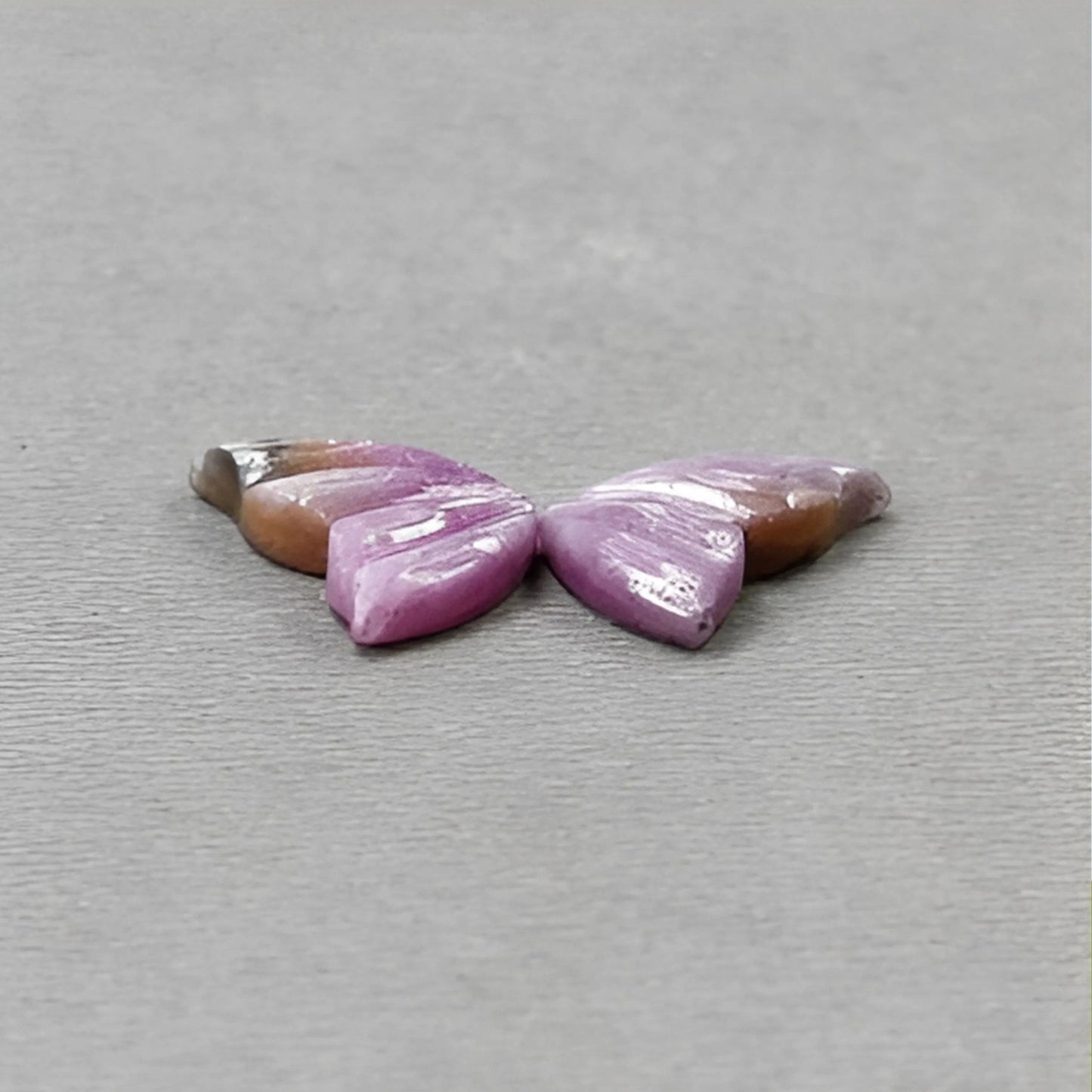 ピンクサファイアの蝶の彫刻