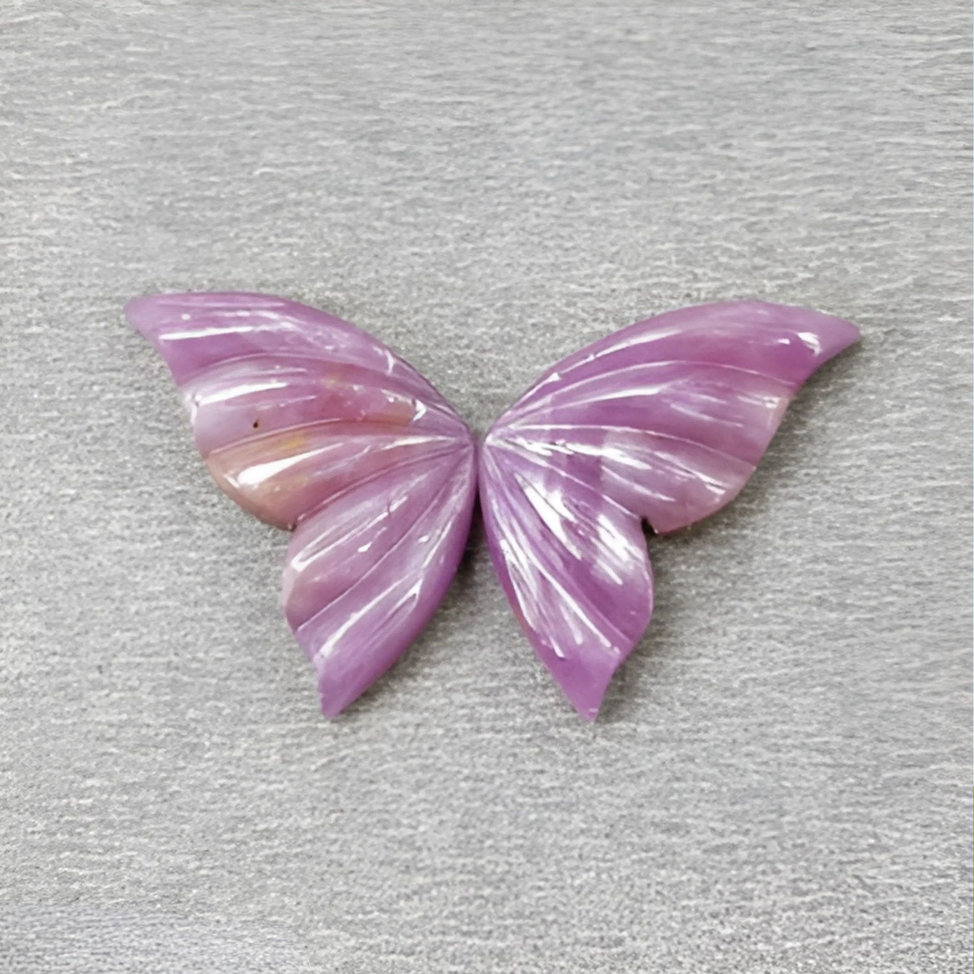 ピンクサファイアの蝶の彫刻