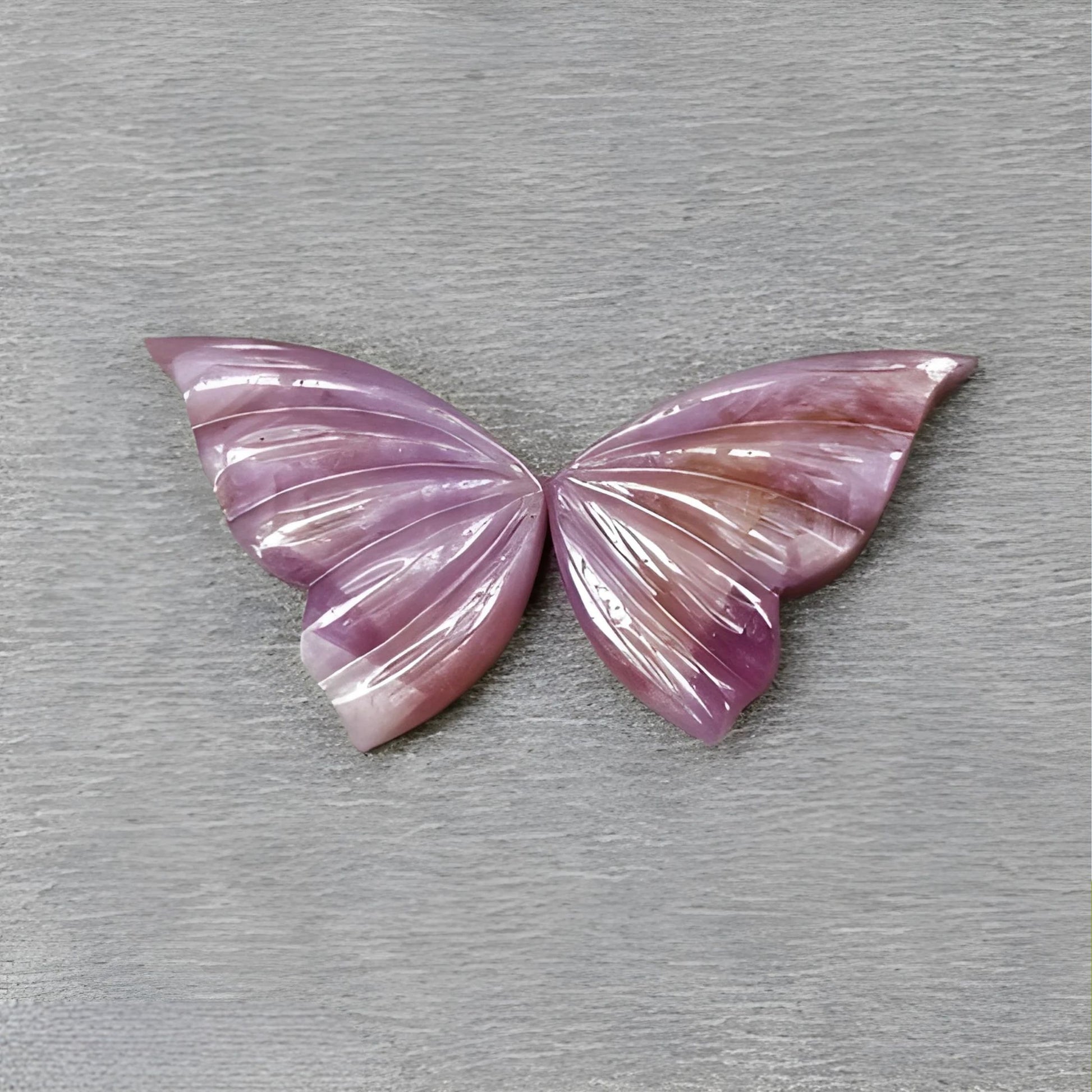 intaglio a forma di farfalla in zaffiro rosa