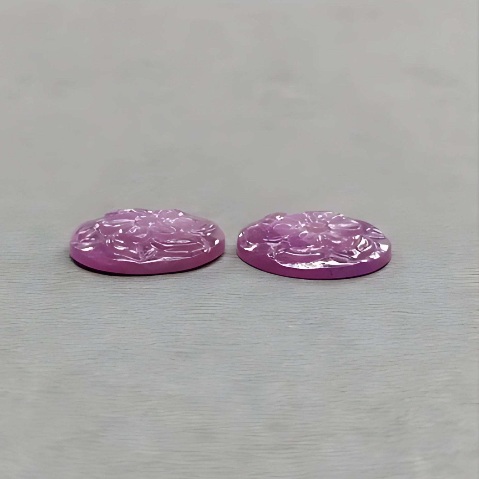 ピンクサファイアの丸型彫刻