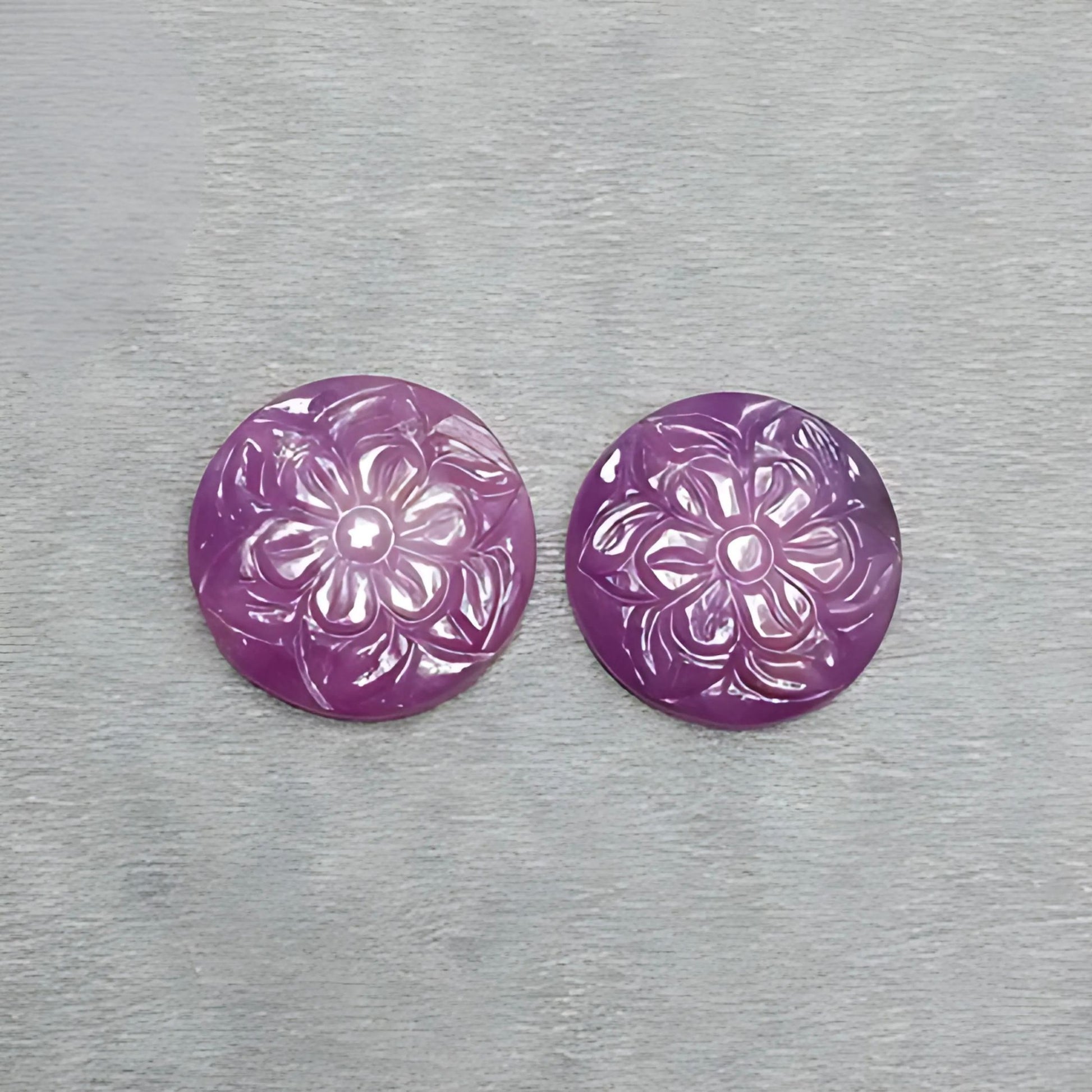 ピンクサファイアの丸型彫刻