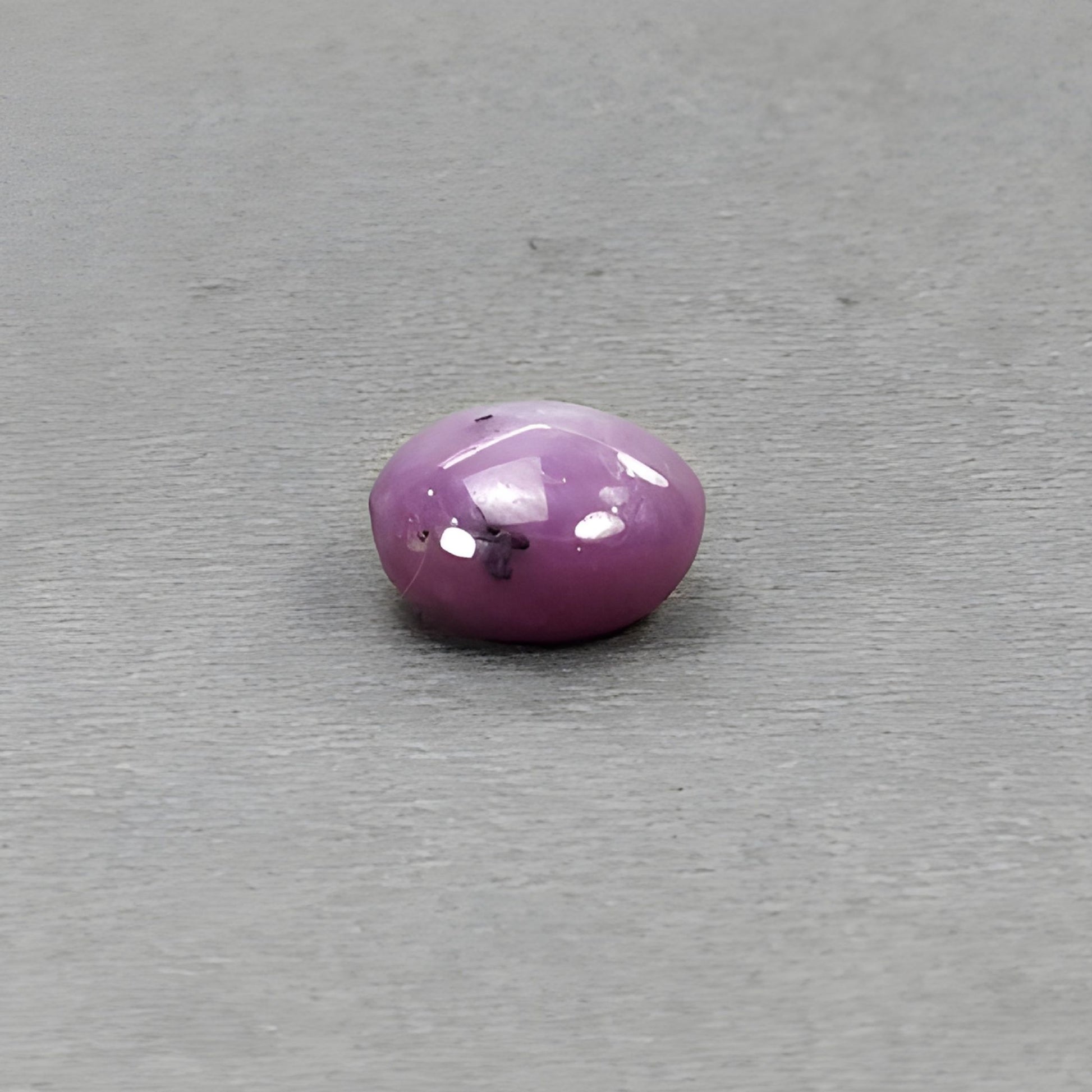 حجر ياقوت نجمي طبيعي من الكابوشون