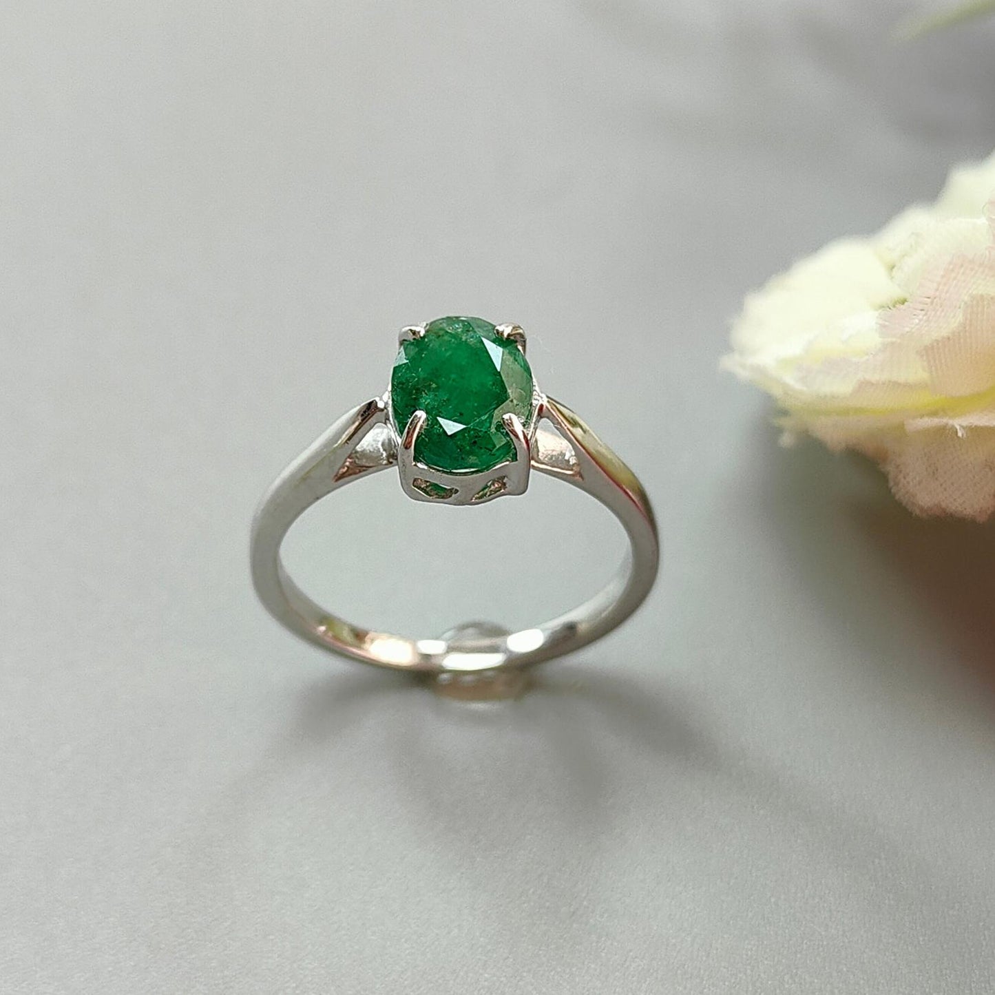 Emerald Faceted Silver Ring: 2.22gms Natural Untreated Emerald Oval Faceted Cut 925 Sterling Silver Prong Set Ring 6.85US