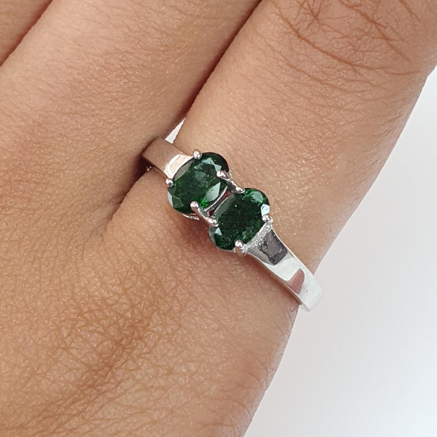 Emerald Faceted Silver Ring: 2.78gms Natural Untreated Emerald Oval Faceted Cut 925 Sterling Silver Prong Set Ring 8.25 US