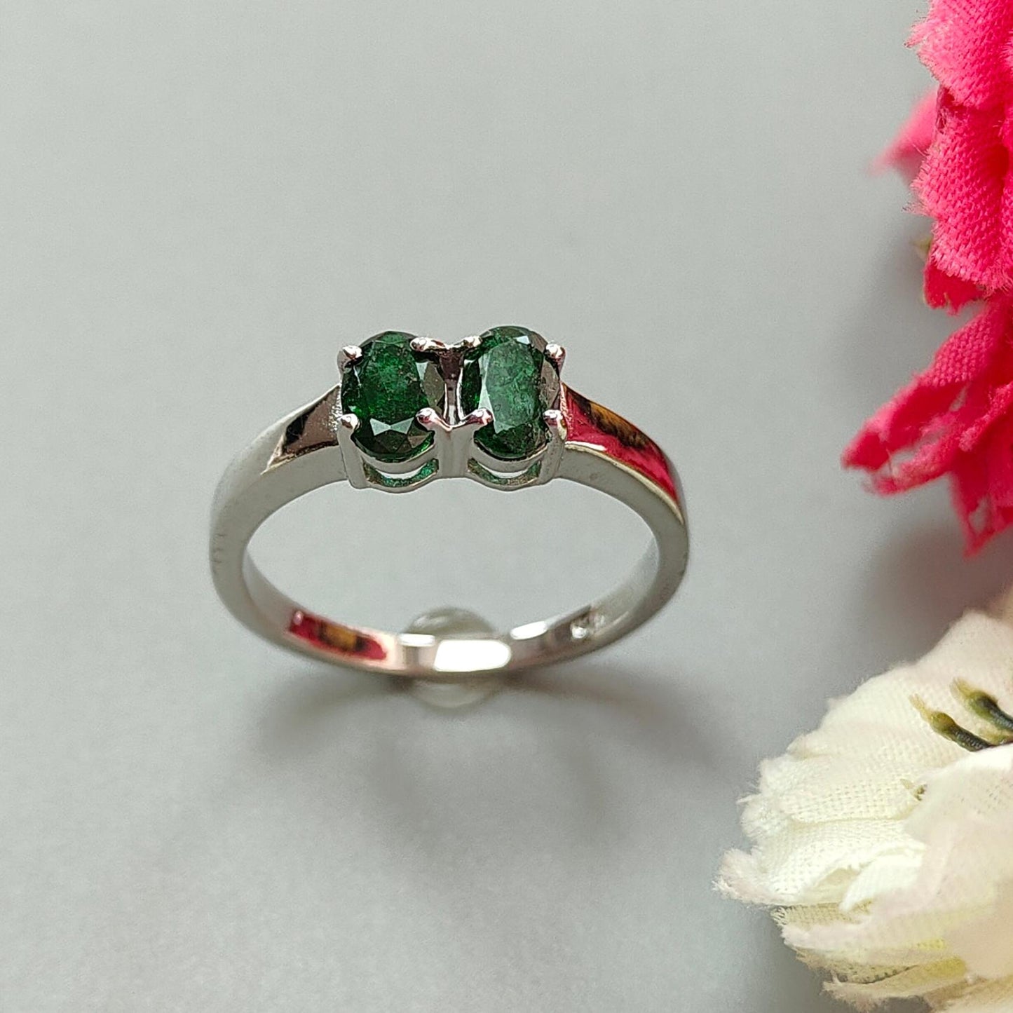 Emerald Faceted Silver Ring: 2.78gms Natural Untreated Emerald Oval Faceted Cut 925 Sterling Silver Prong Set Ring 8.25 US