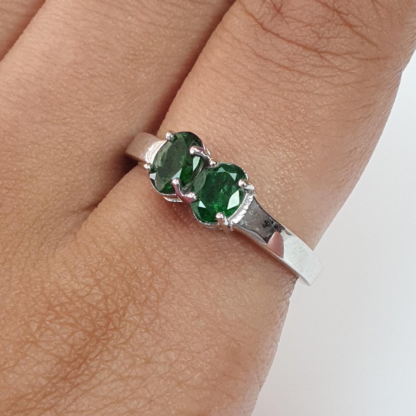 Emerald Faceted Silver Ring: 2.86gms Natural Untreated Emerald Oval Faceted Cut 925 Sterling Silver Prong Set Ring 7.5 US