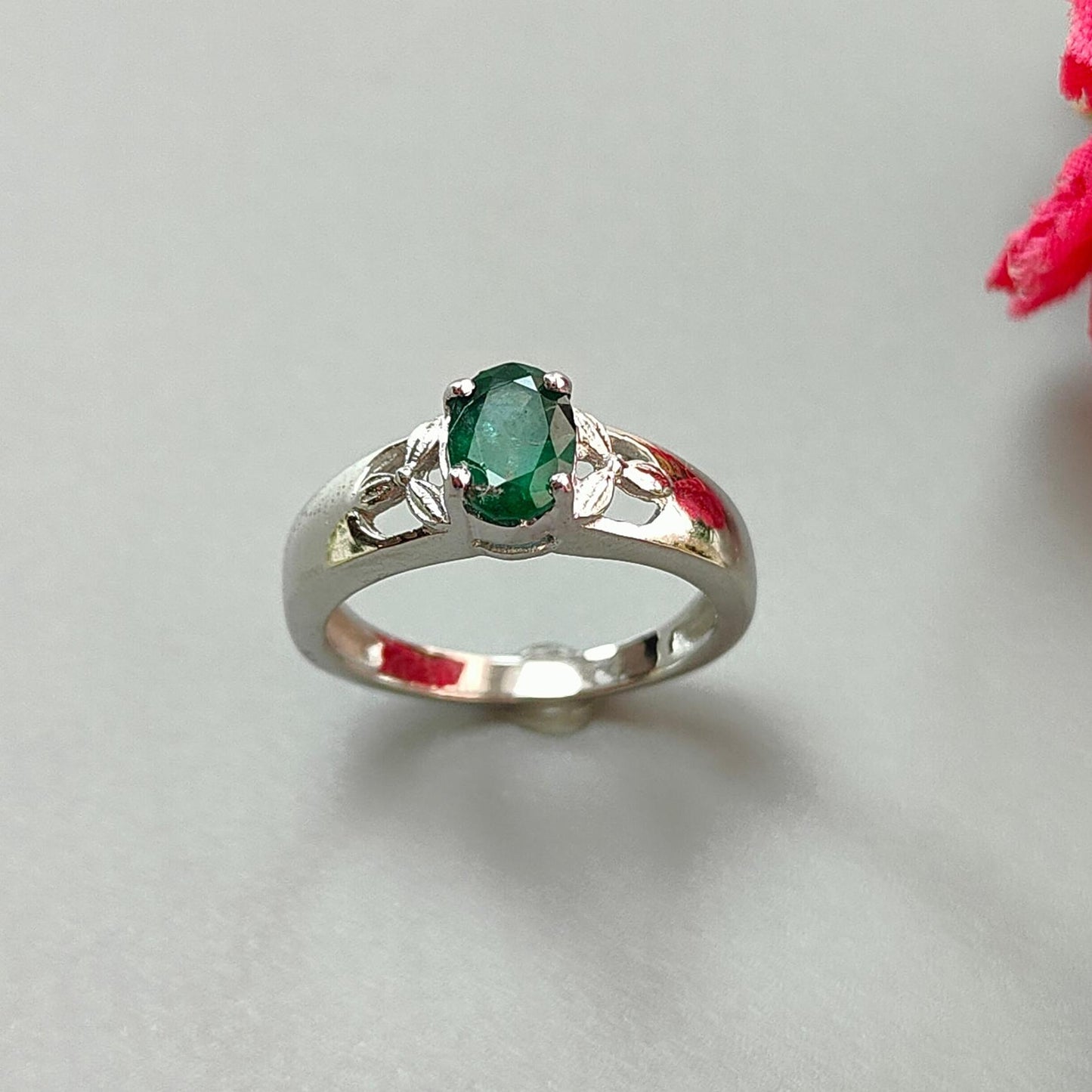 Emerald Faceted Silver Ring: 2.95gms Natural Untreated Emerald Oval Faceted Cut 925 Sterling Silver Prong Set Ring 6.5 US