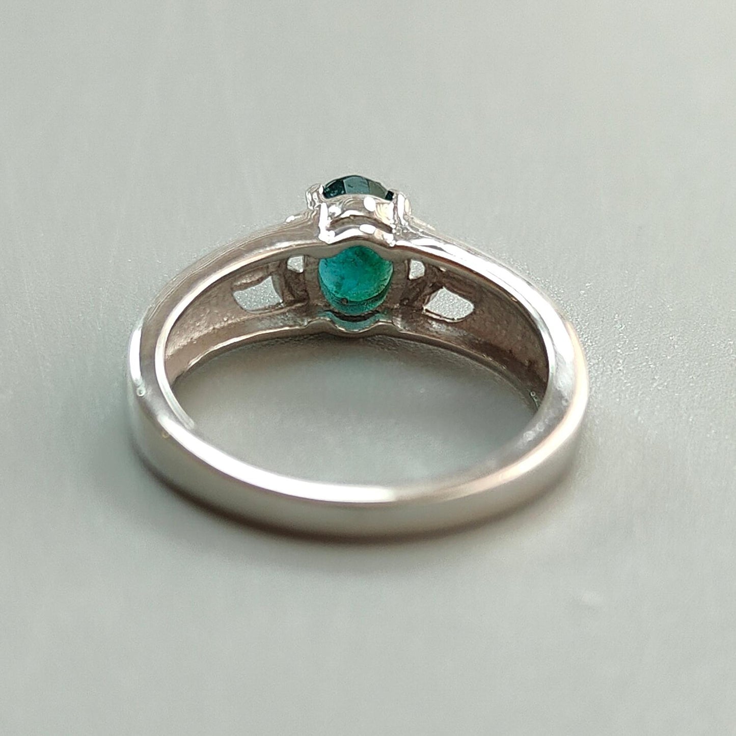 Emerald Faceted Silver Ring: 2.95gms Natural Untreated Emerald Oval Faceted Cut 925 Sterling Silver Prong Set Ring 6.5 US