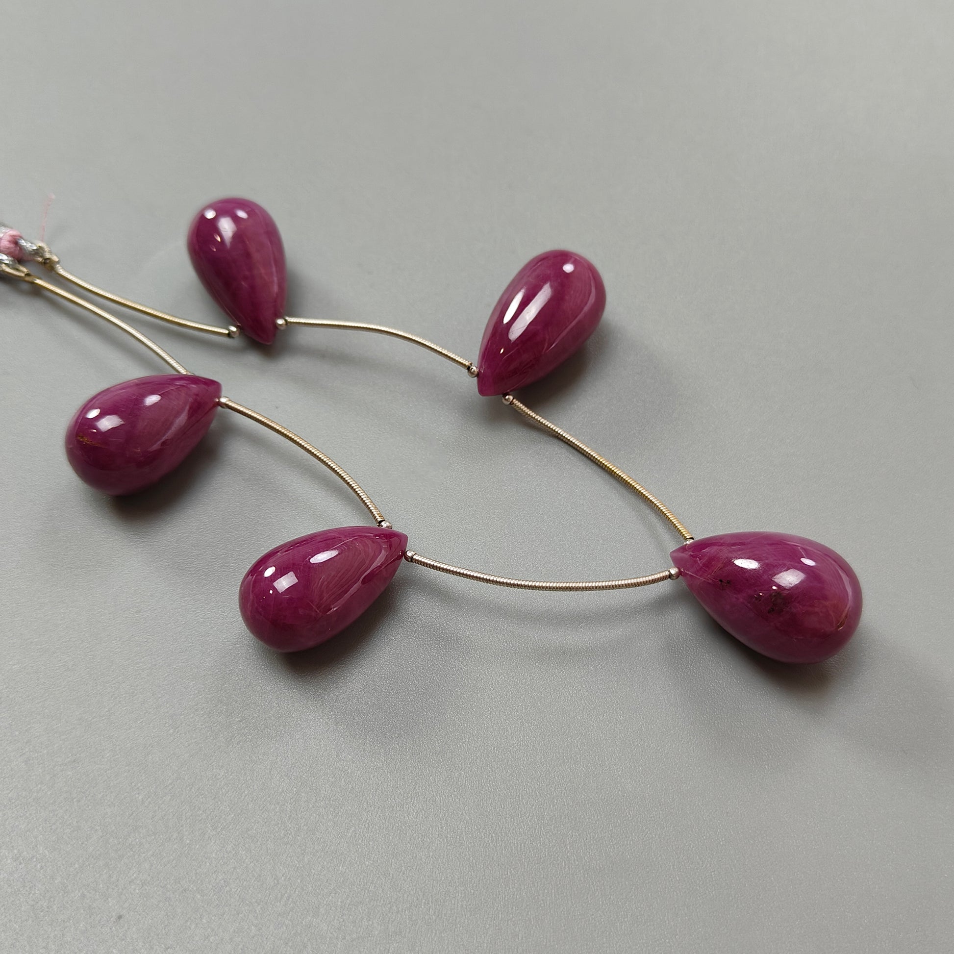 Perline a goccia semplici in rubino rosso