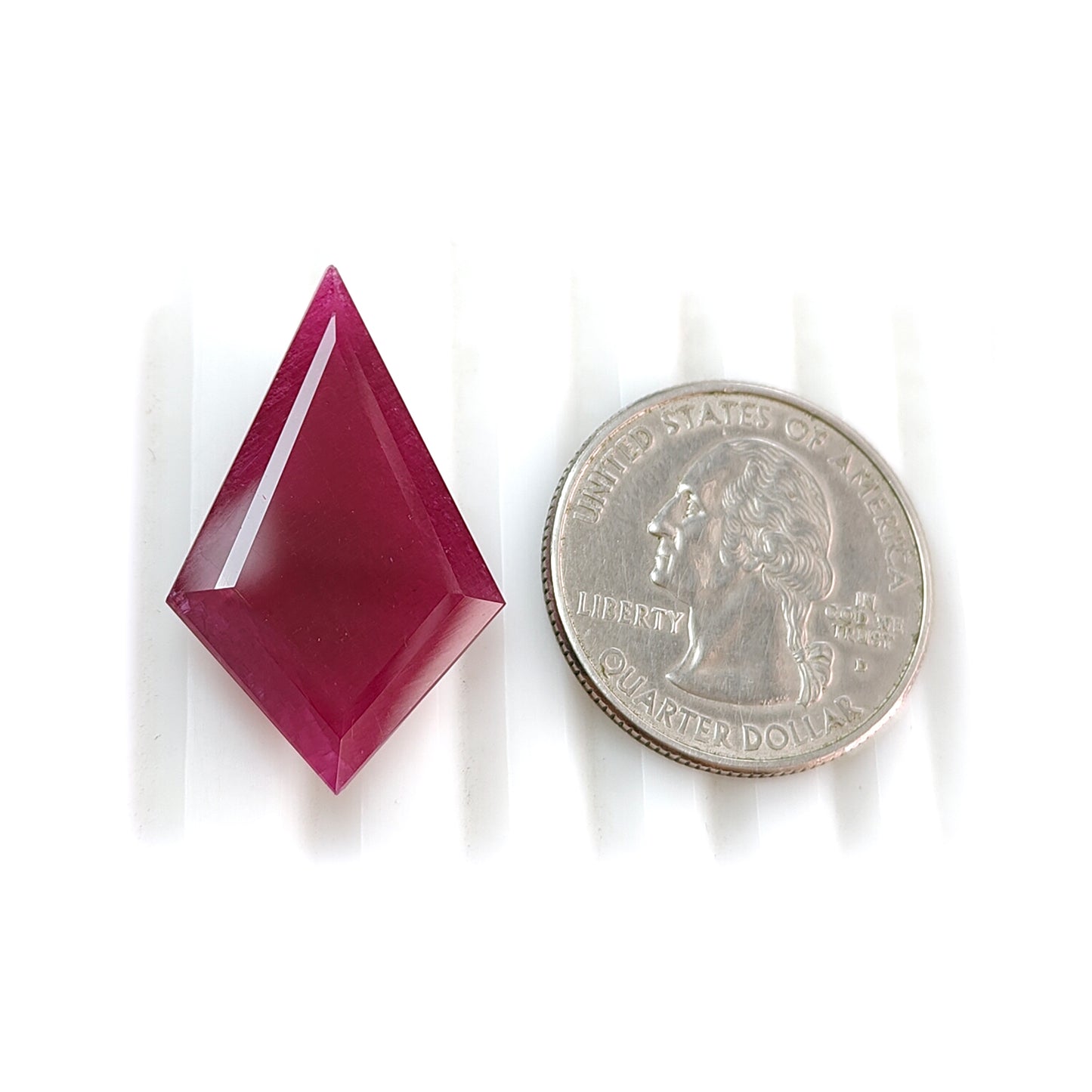 ルビーのファセットカットの宝石