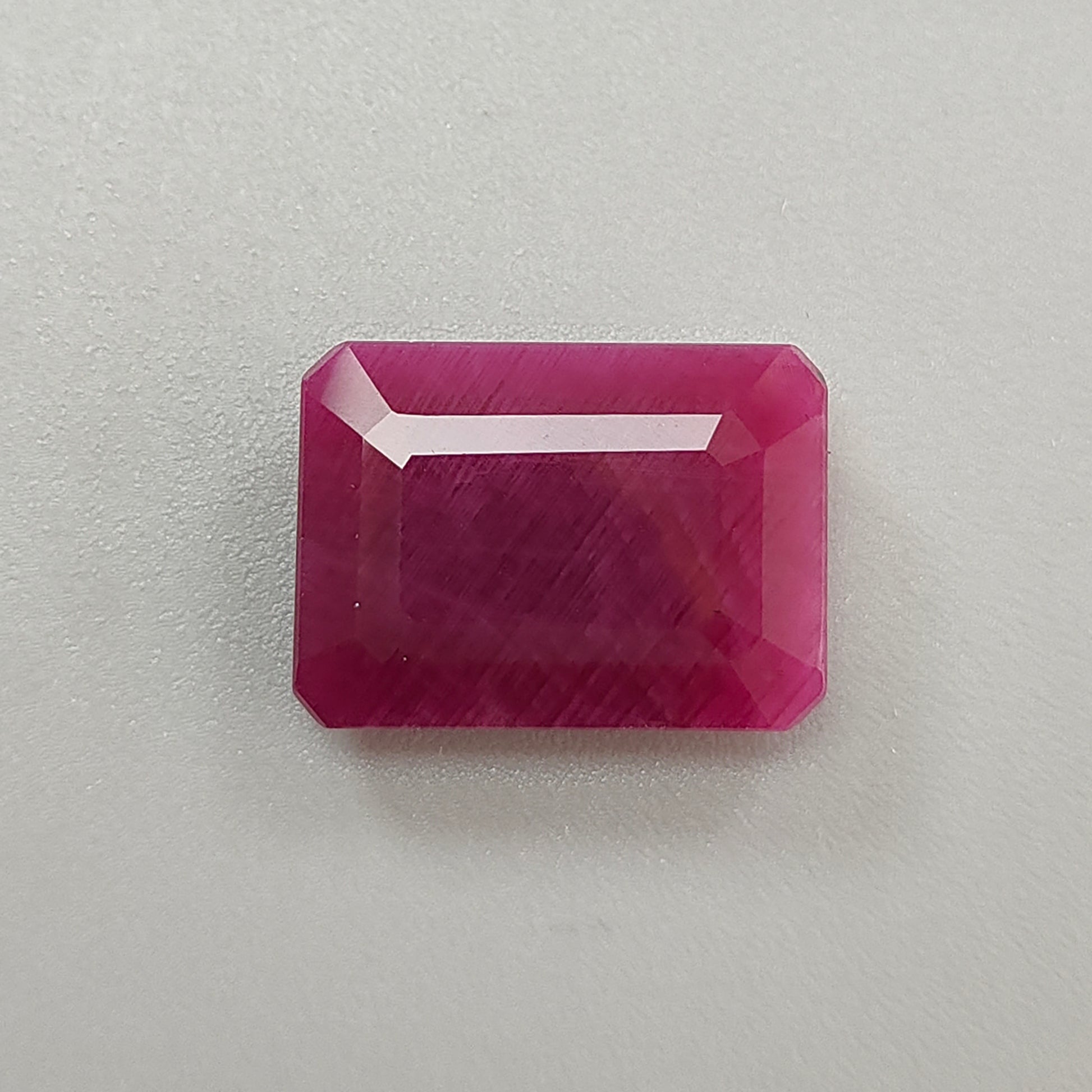 ファセットカットのルビー