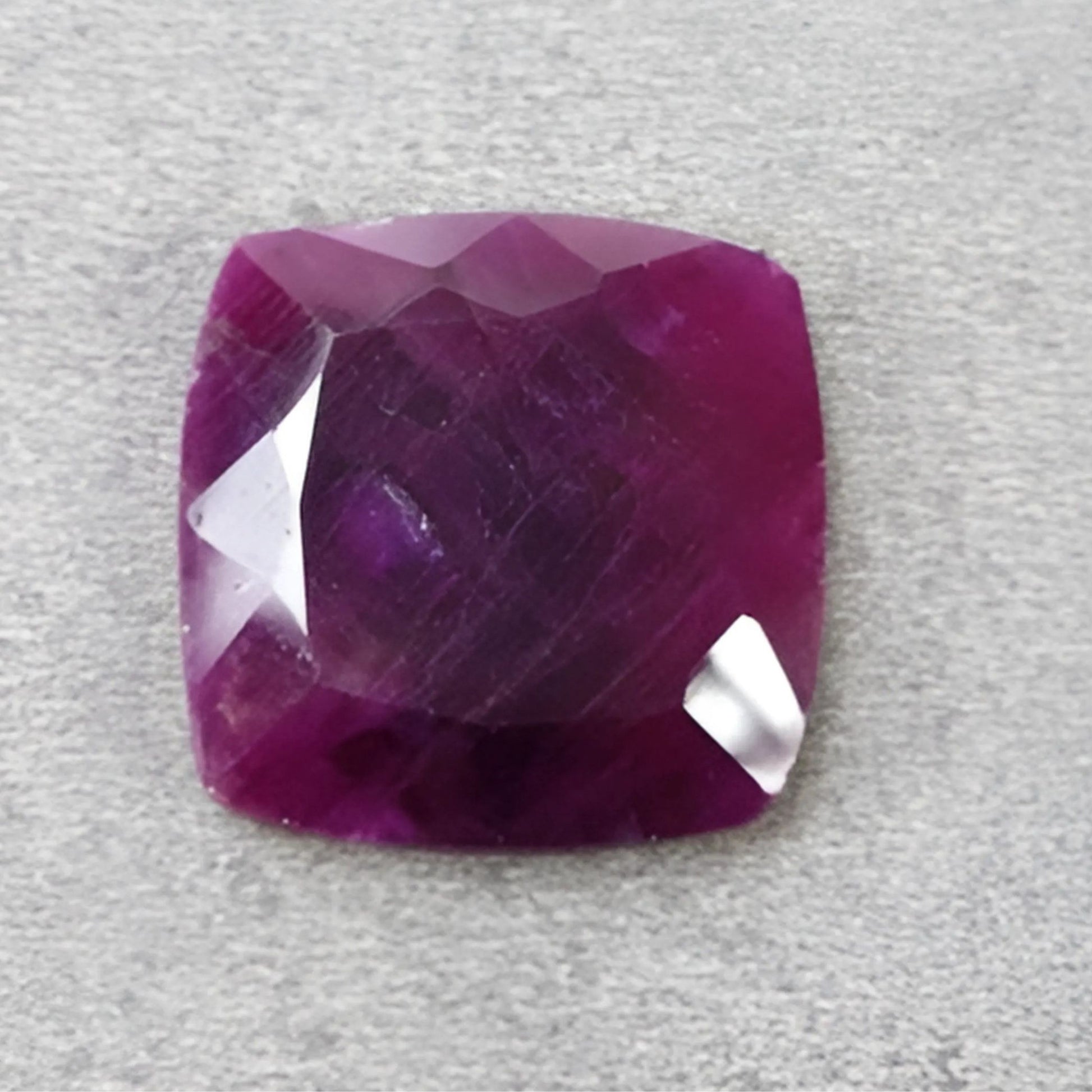 rubino rosso a forma di cuscino taglio normale