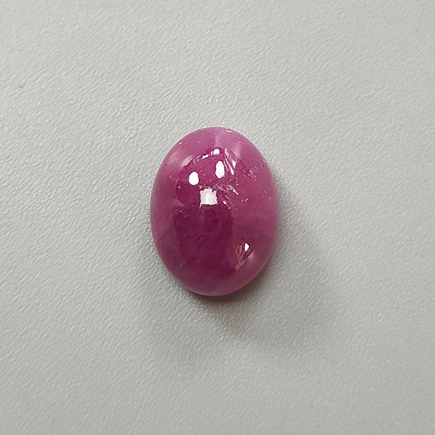 天然の赤いルビーの宝石