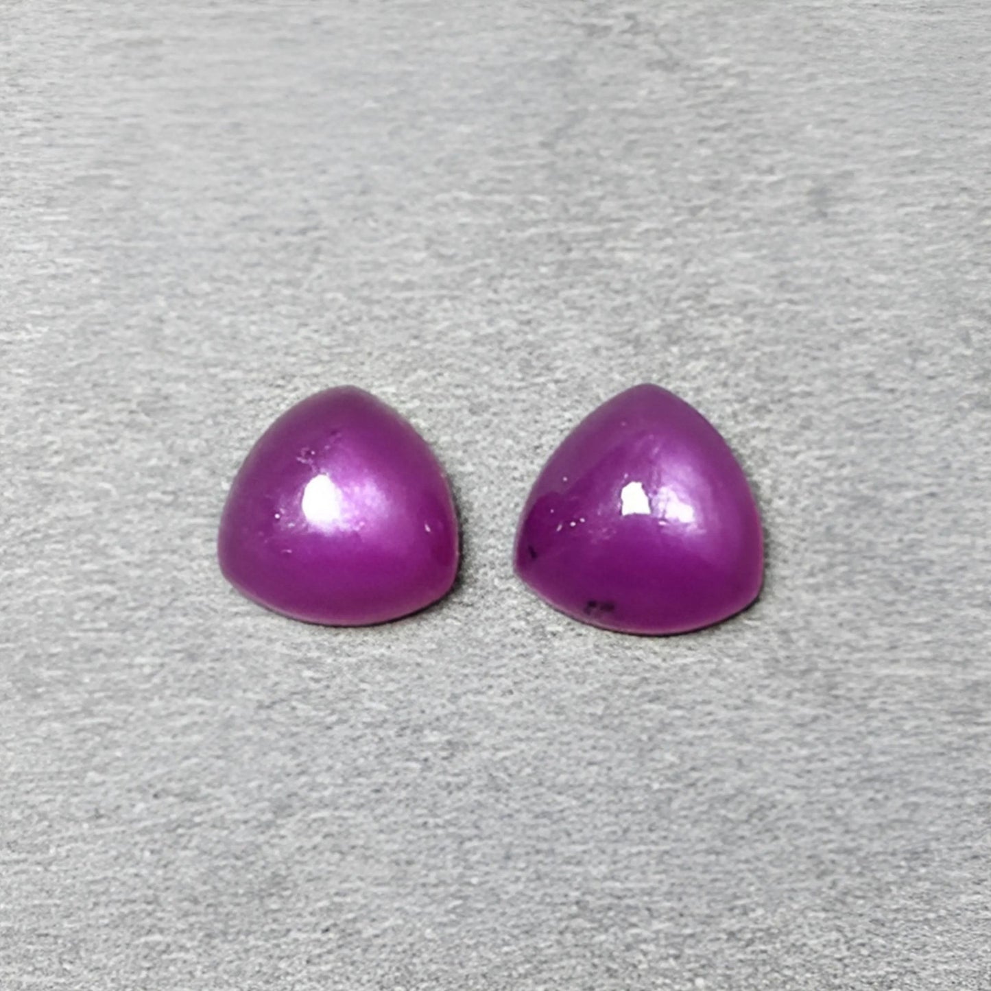 ルビーの三角形のカボション