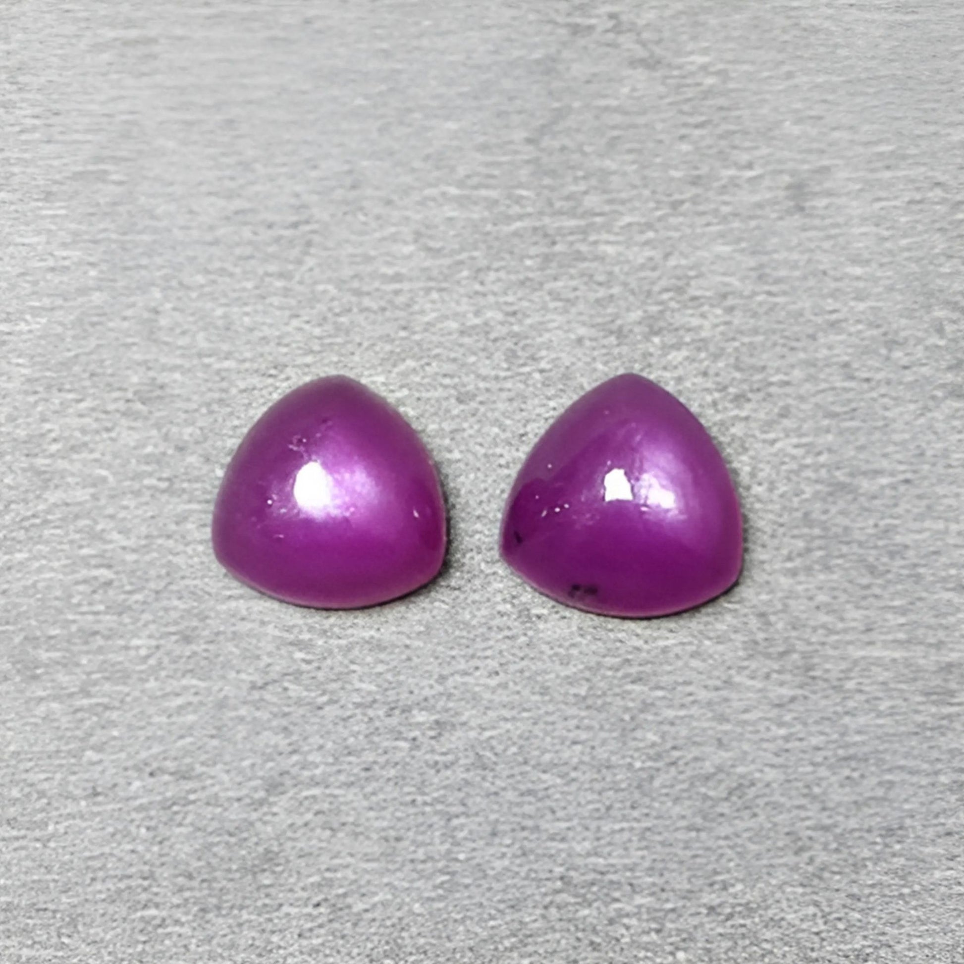 ルビーの三角形のカボション