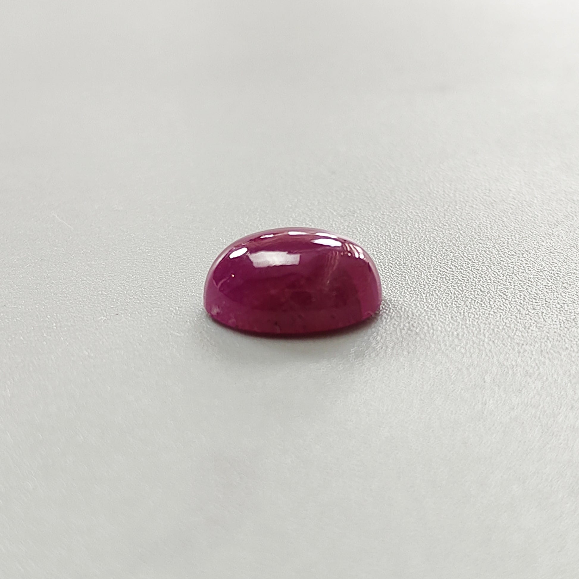 光滑的红宝石