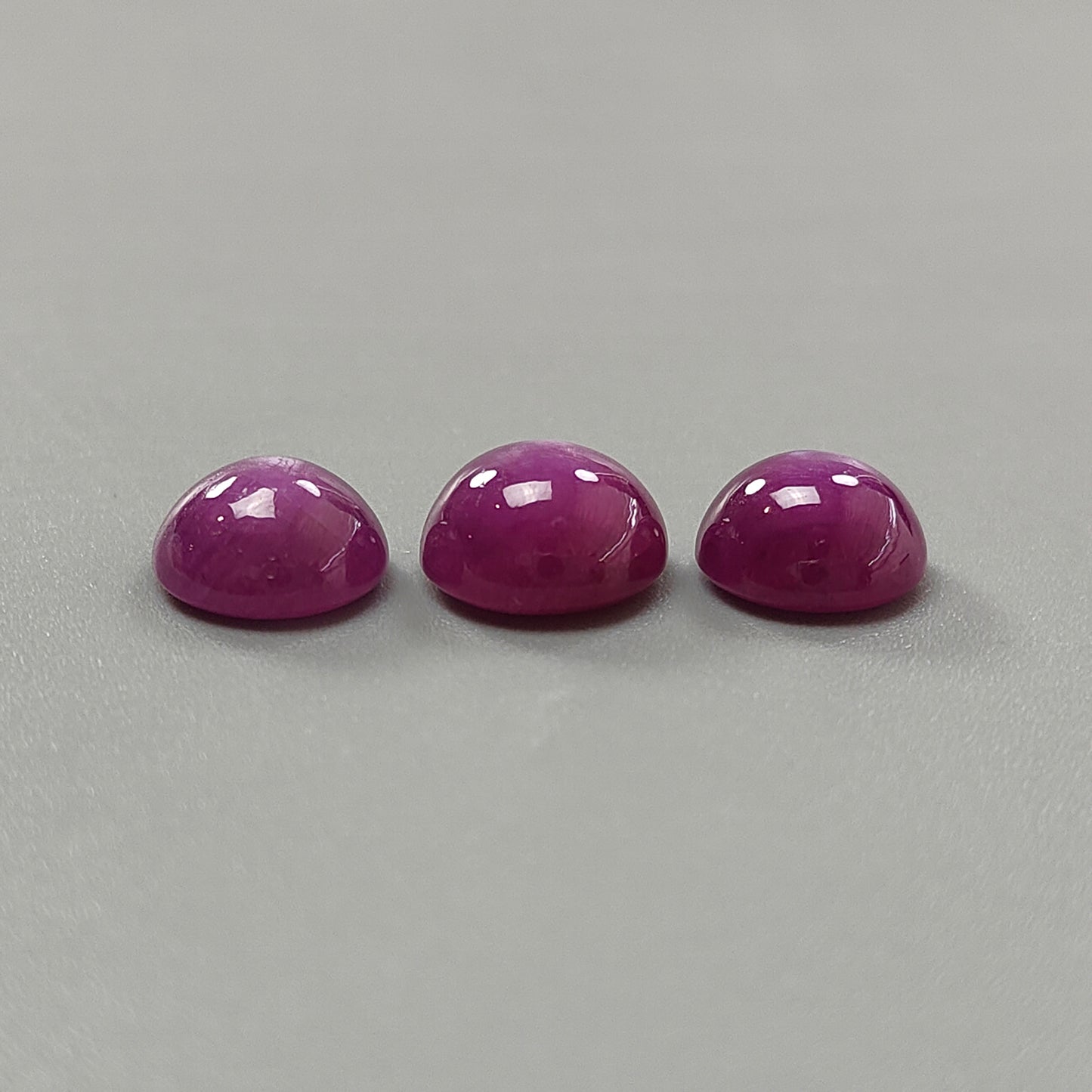 赤いルビーのラウンドカボション