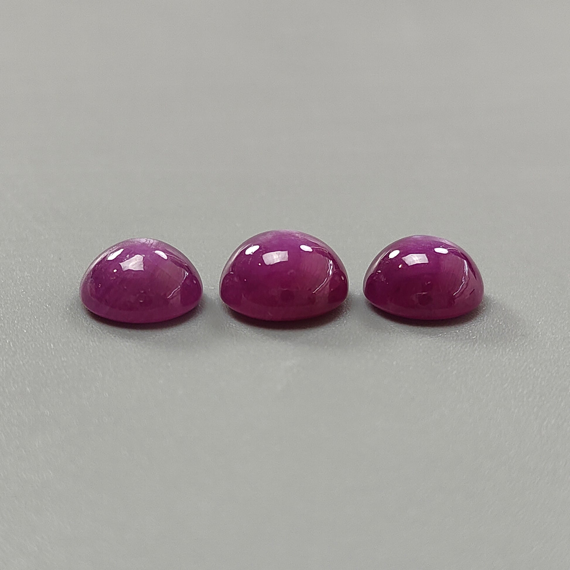 赤いルビーのラウンドカボション