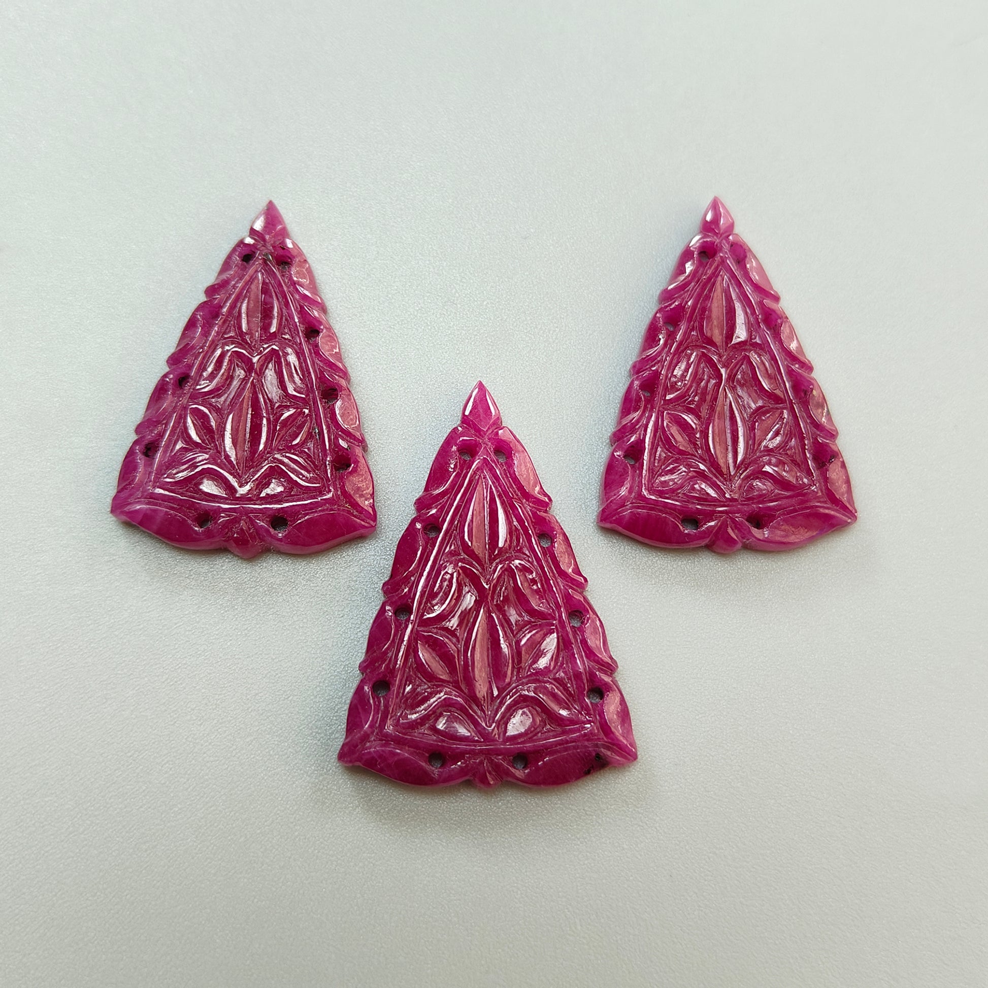 Talla de triángulo de rubí