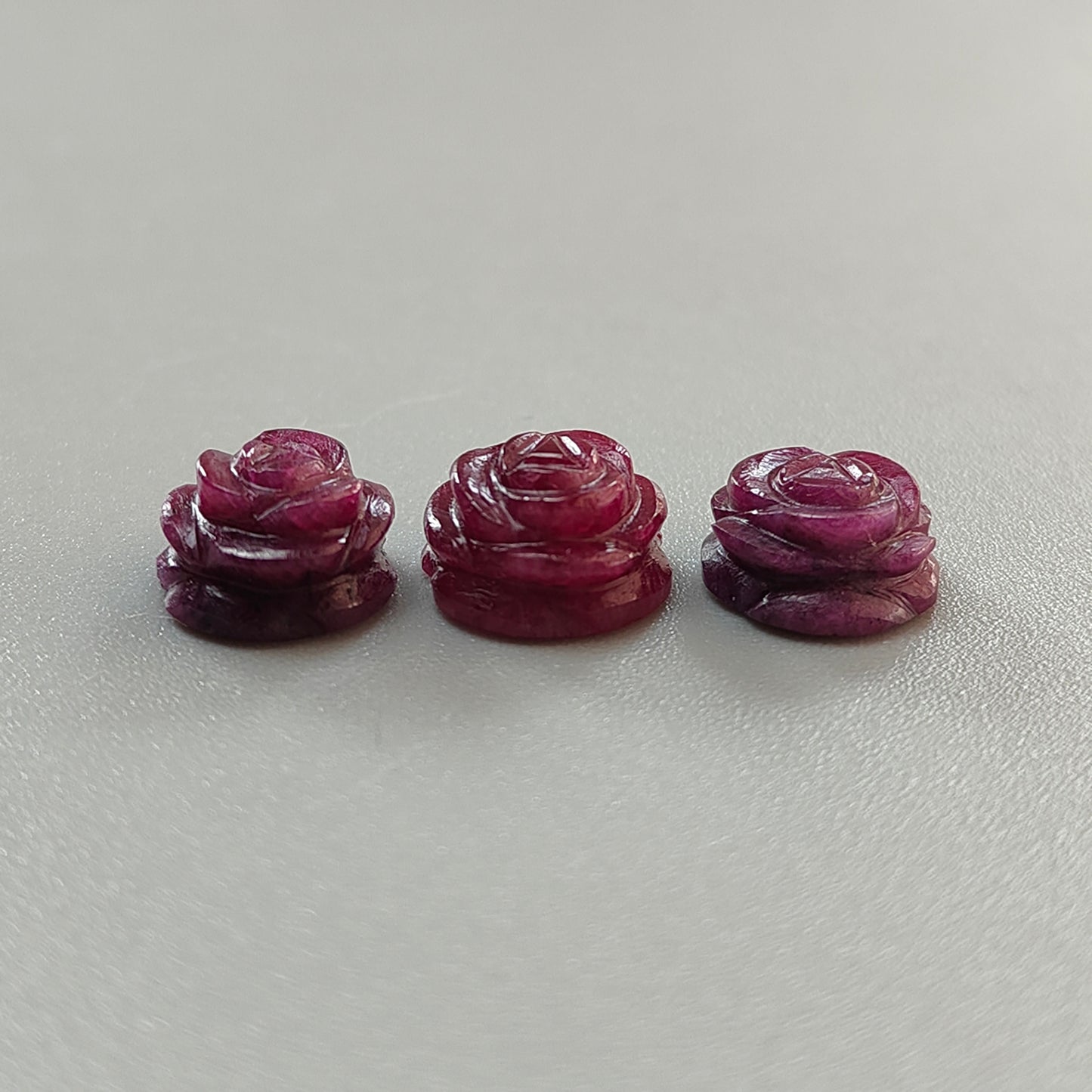 ルビー彫刻の花の形