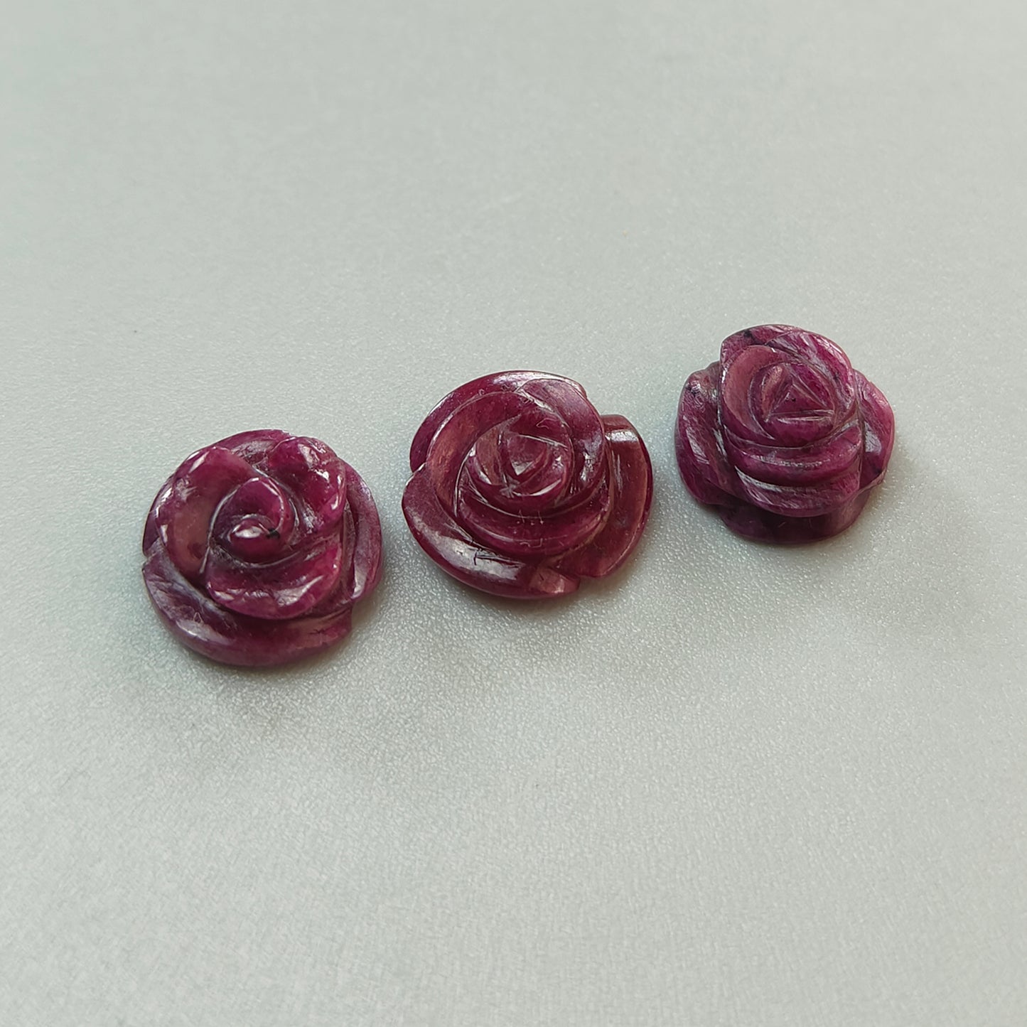 ルビー彫刻の花の形